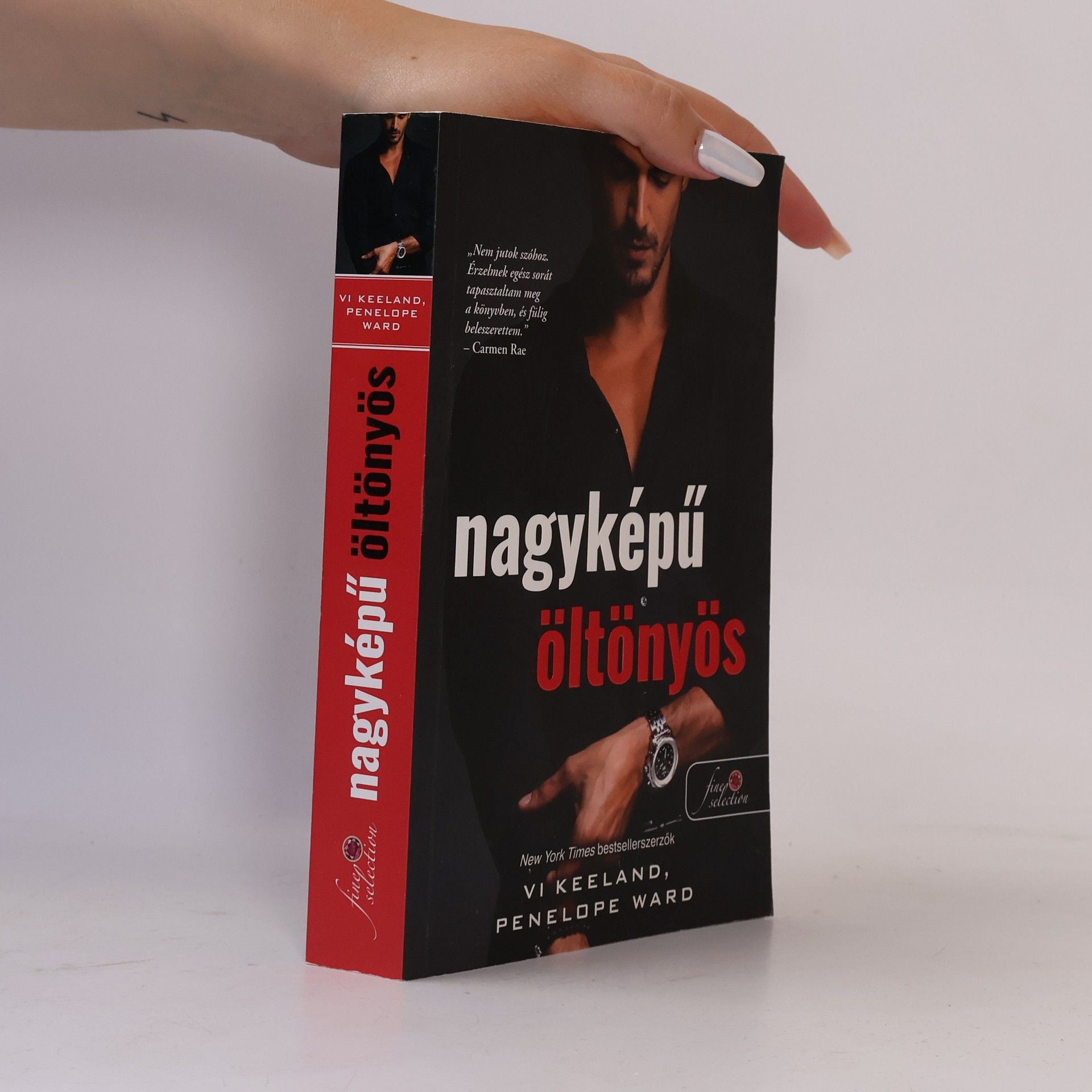 Kereki Noémi Valentina Nagyképű öltönyös