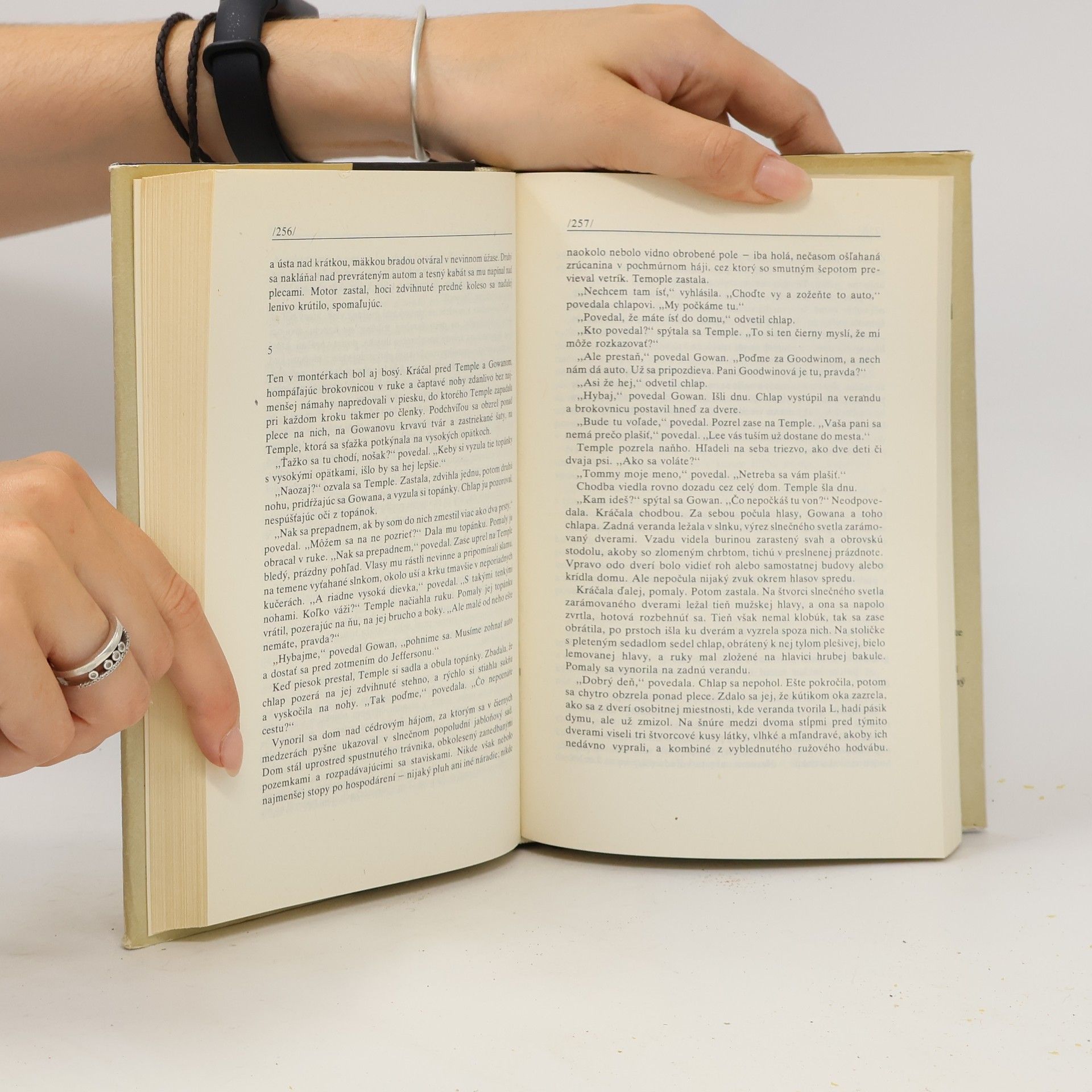 William Faulkner Bľabot a bes; Svätyňa