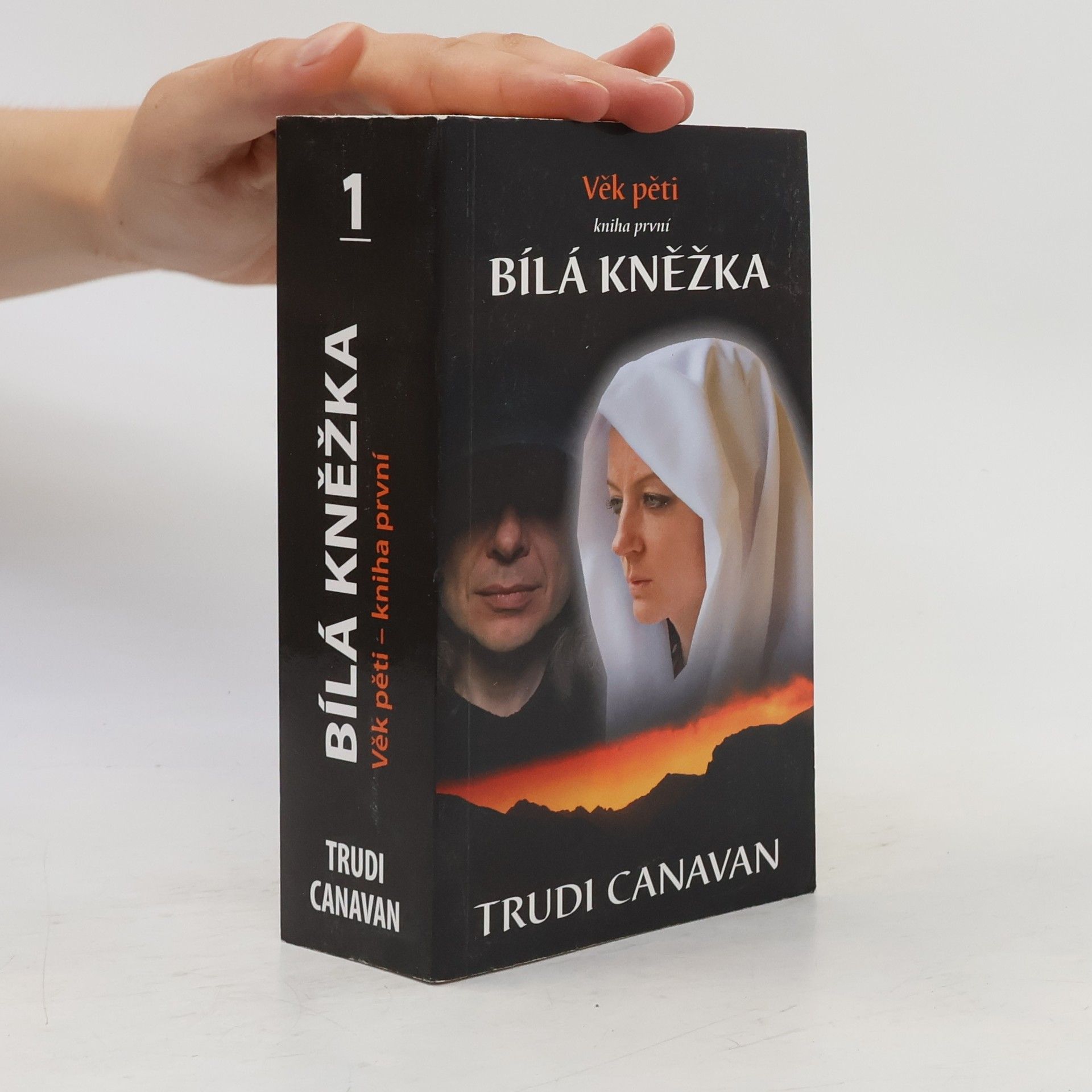 Trudi Canavan Bílá kněžka