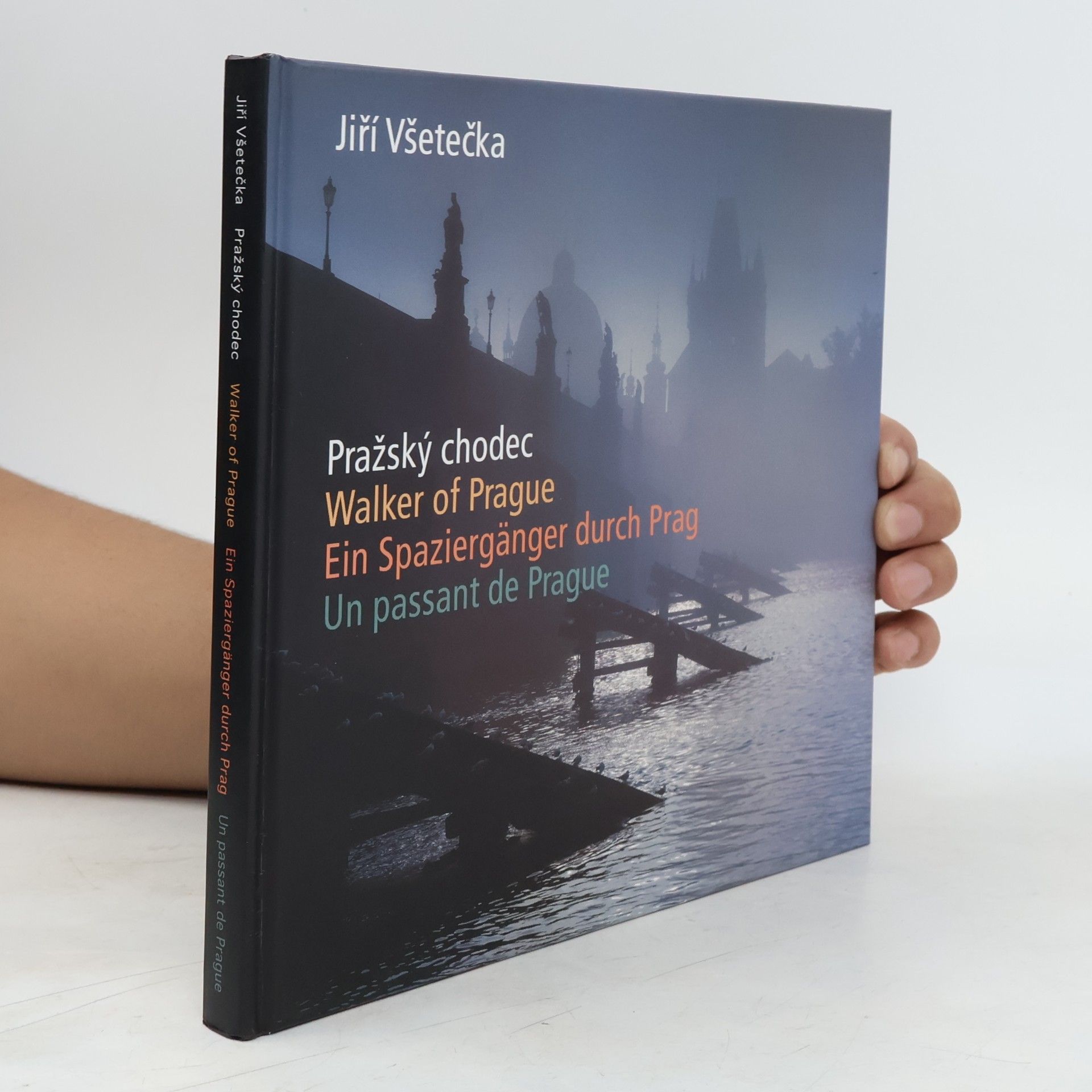 Jiří Všetečka Pražský chodec. Walker of Prague. Ein Spaziergänger durch Prag. Un passant de Prague