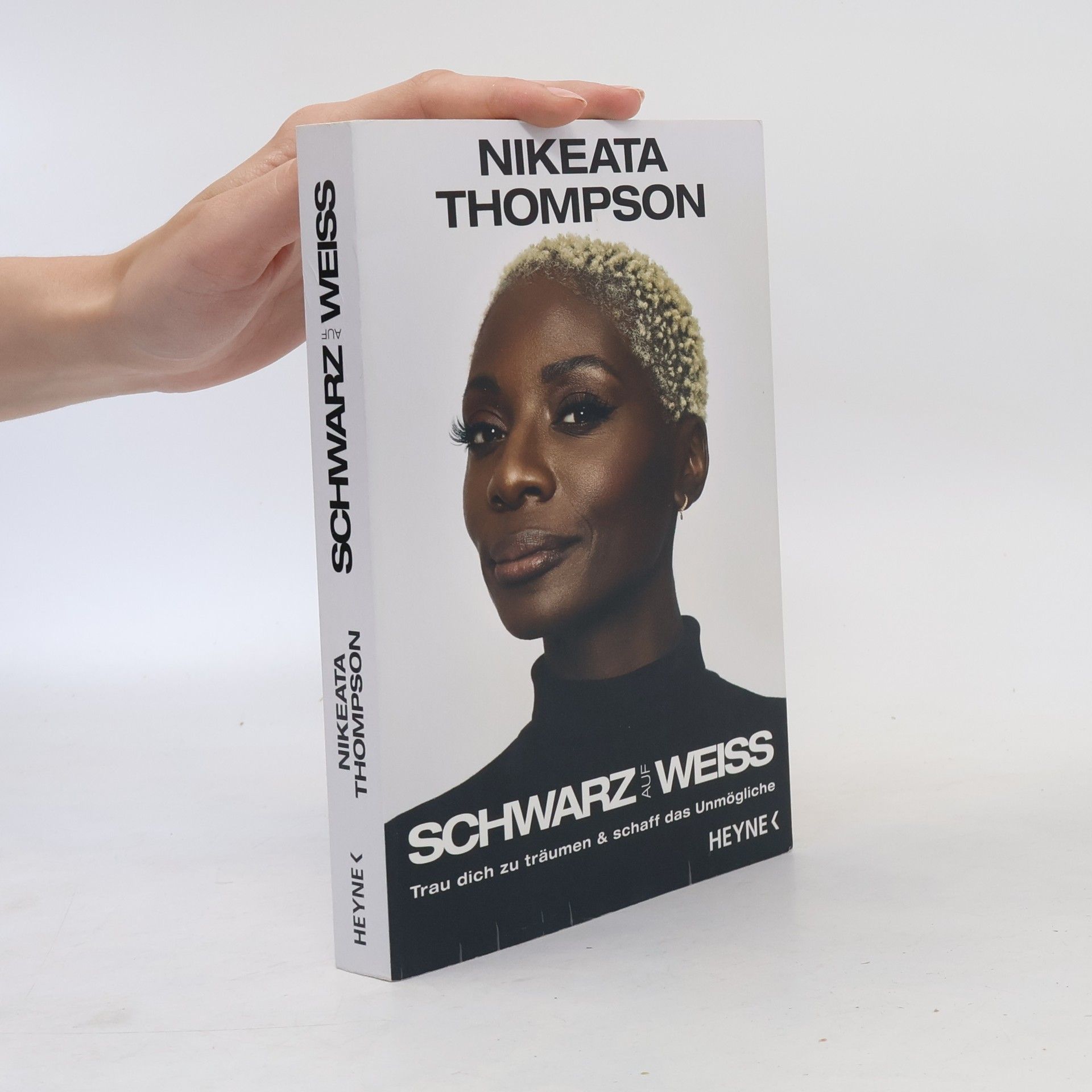 Nikeata Thompson Schwarz auf weiß