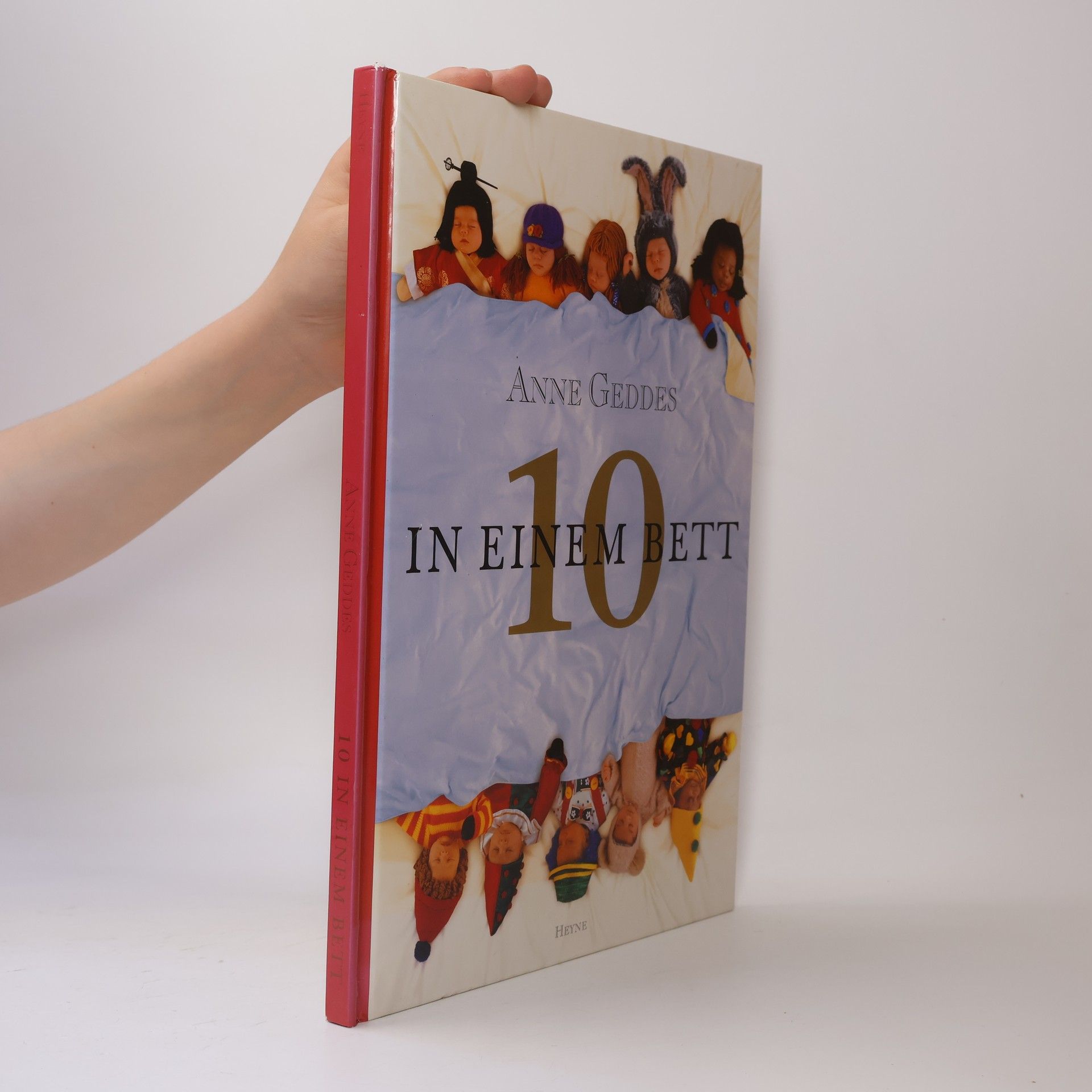 Anne Geddes 10 in einem Bett