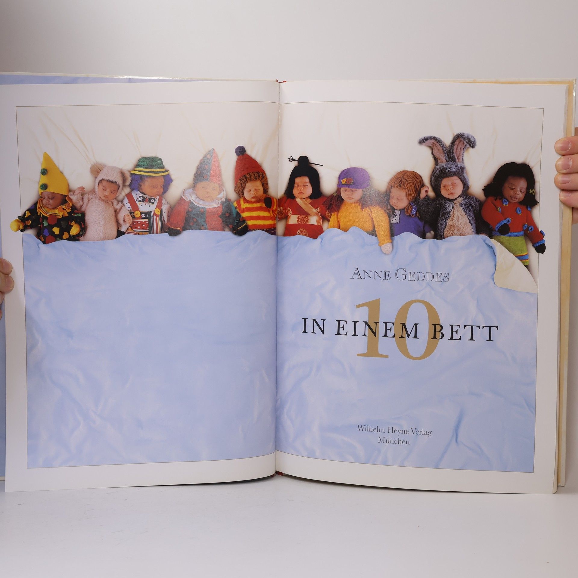 Anne Geddes 10 in einem Bett