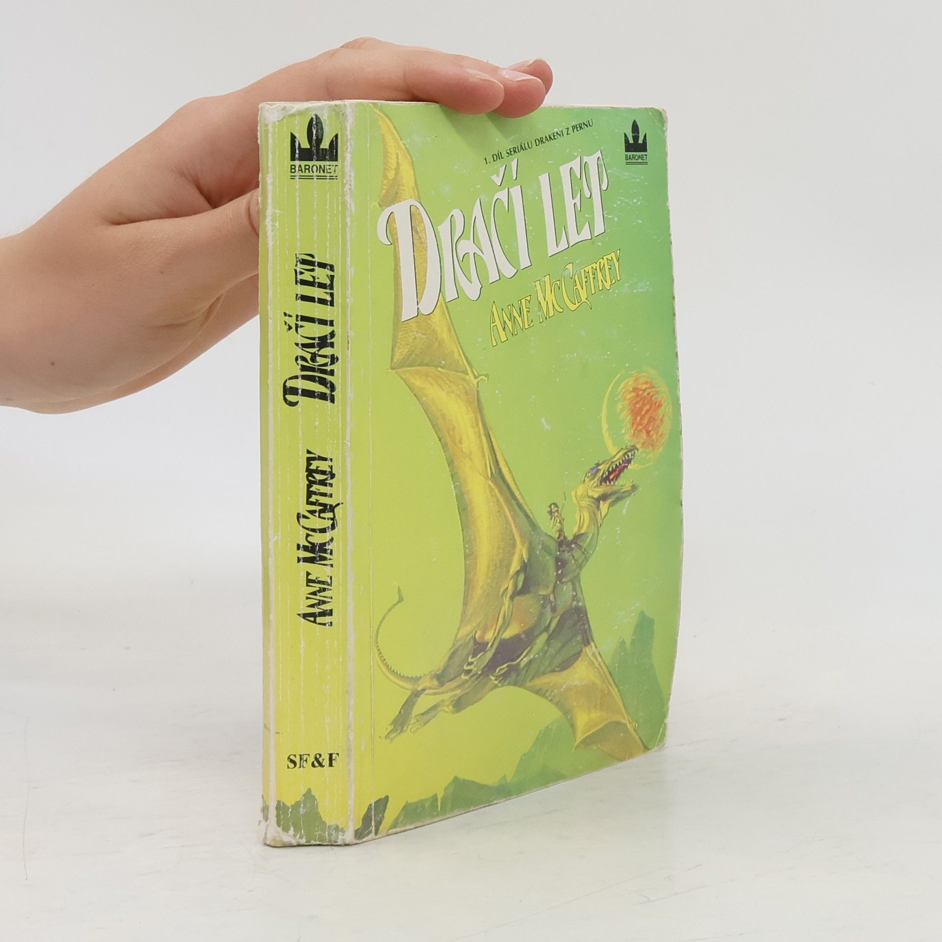 Anne McCaffrey Drakeni z Pernu 1. Dračí let