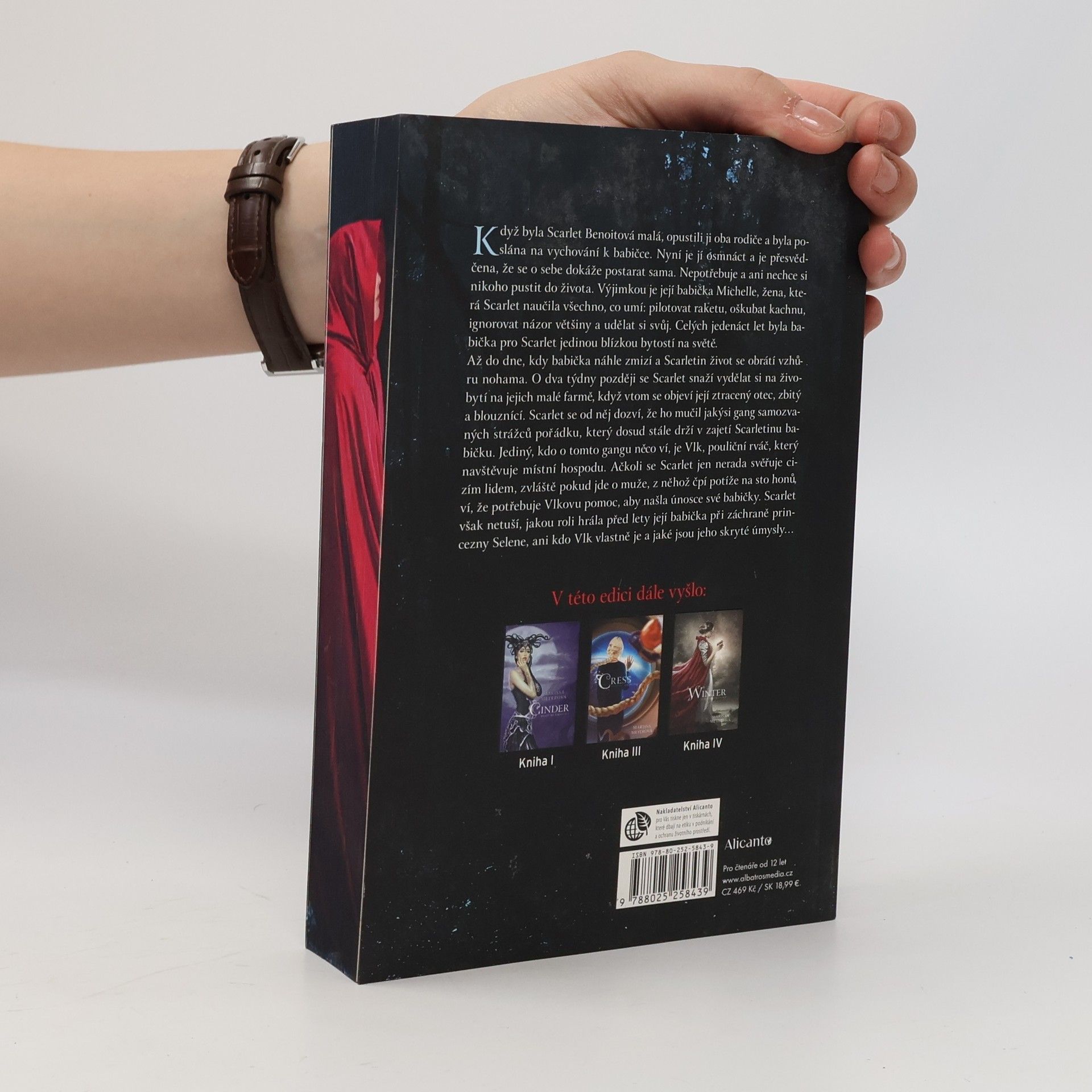 Marissa Meyer Scarlet - Měsíční kroniky