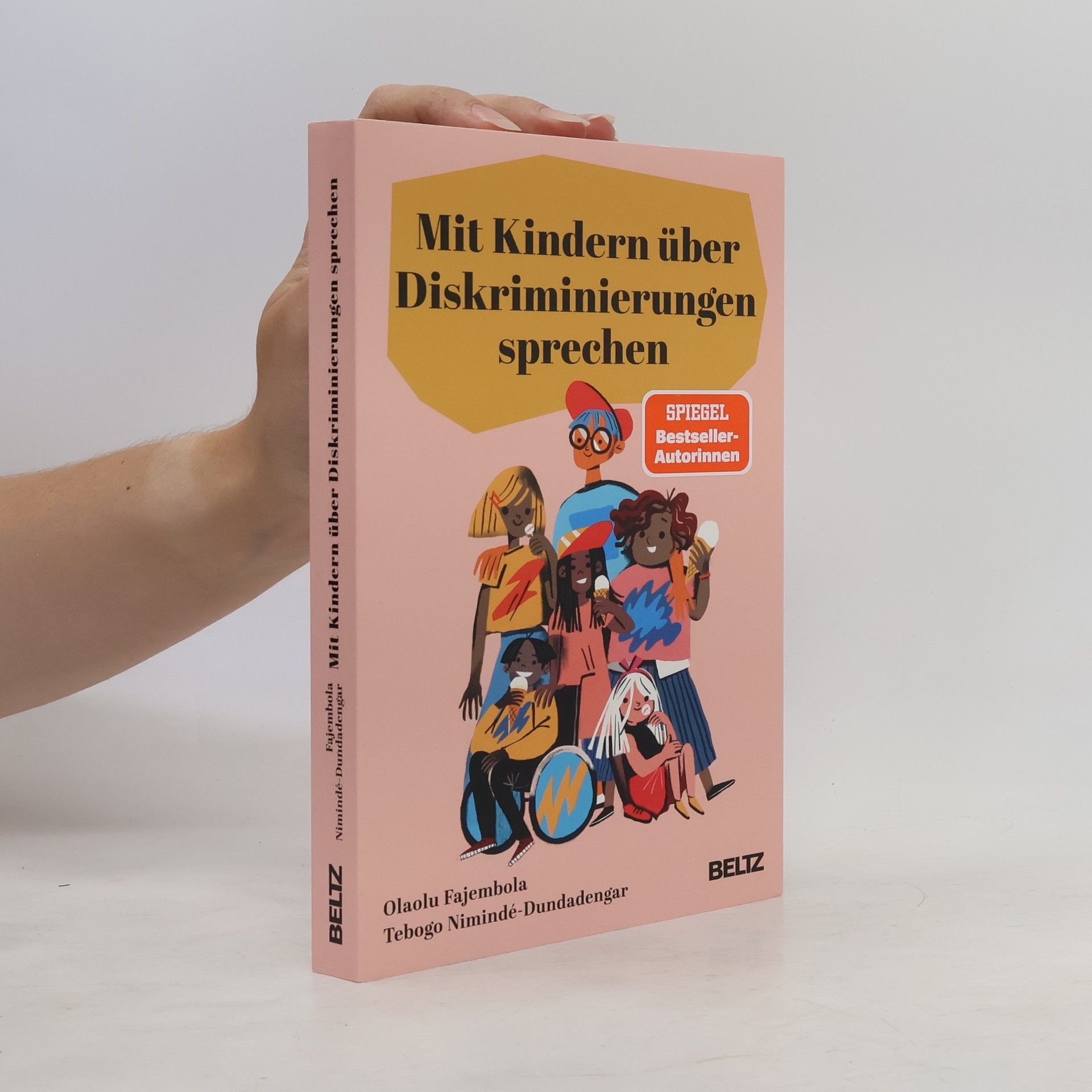 Olaolu Fajembola Mit Kindern über Diskriminierungen sprechen
