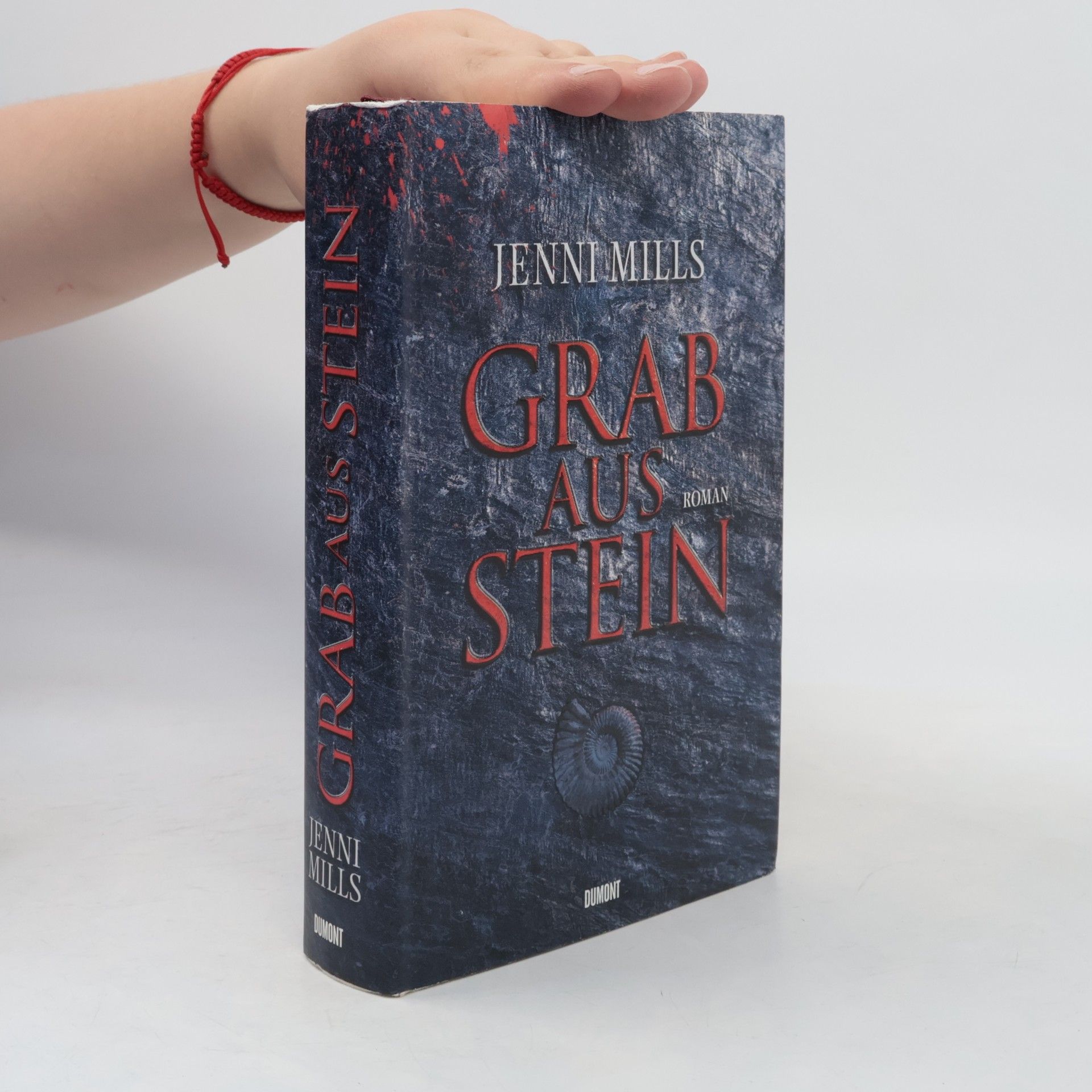 Jenni Mills Grab aus Stein