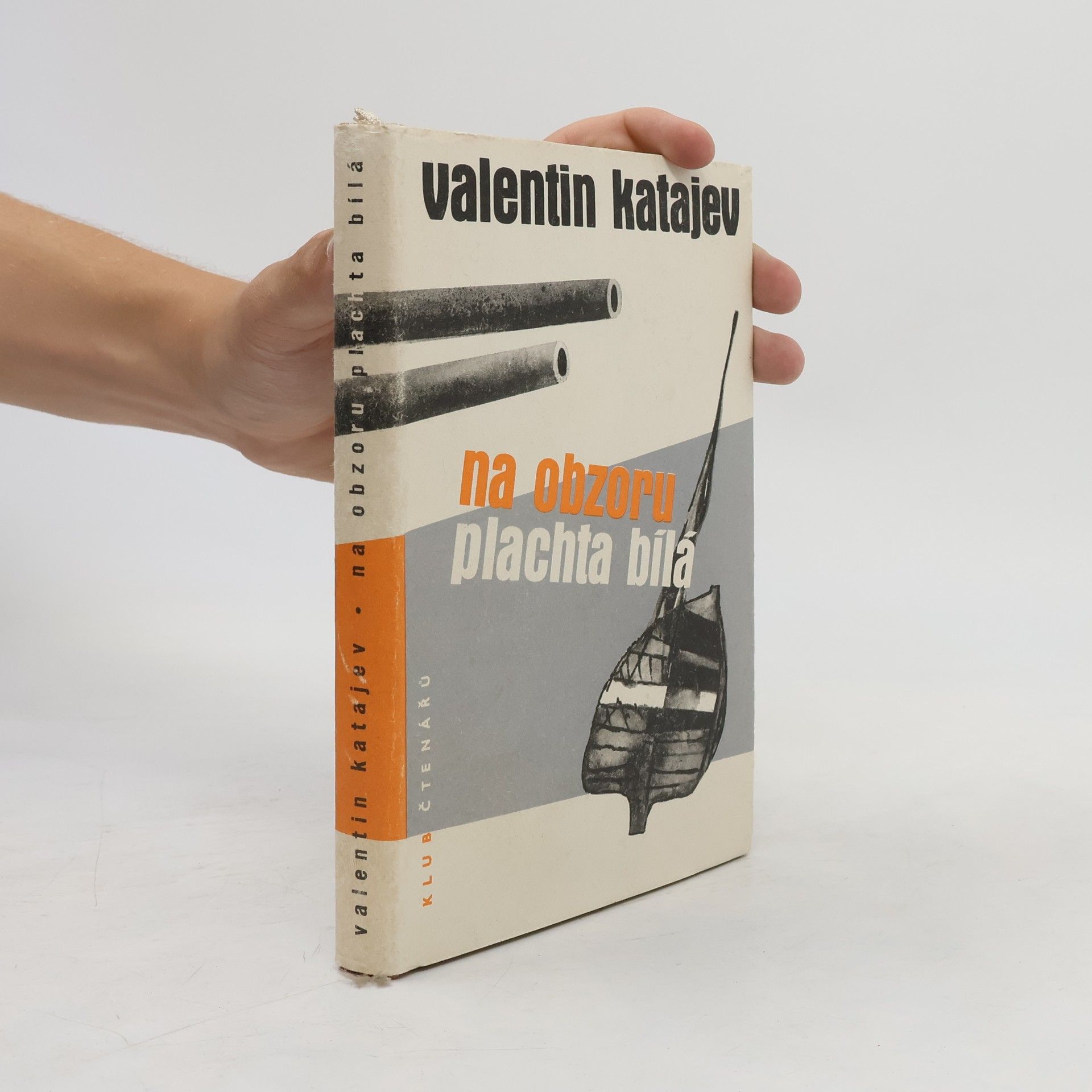 Valentin Petrovič Katajev Na obzoru plachta bílá
