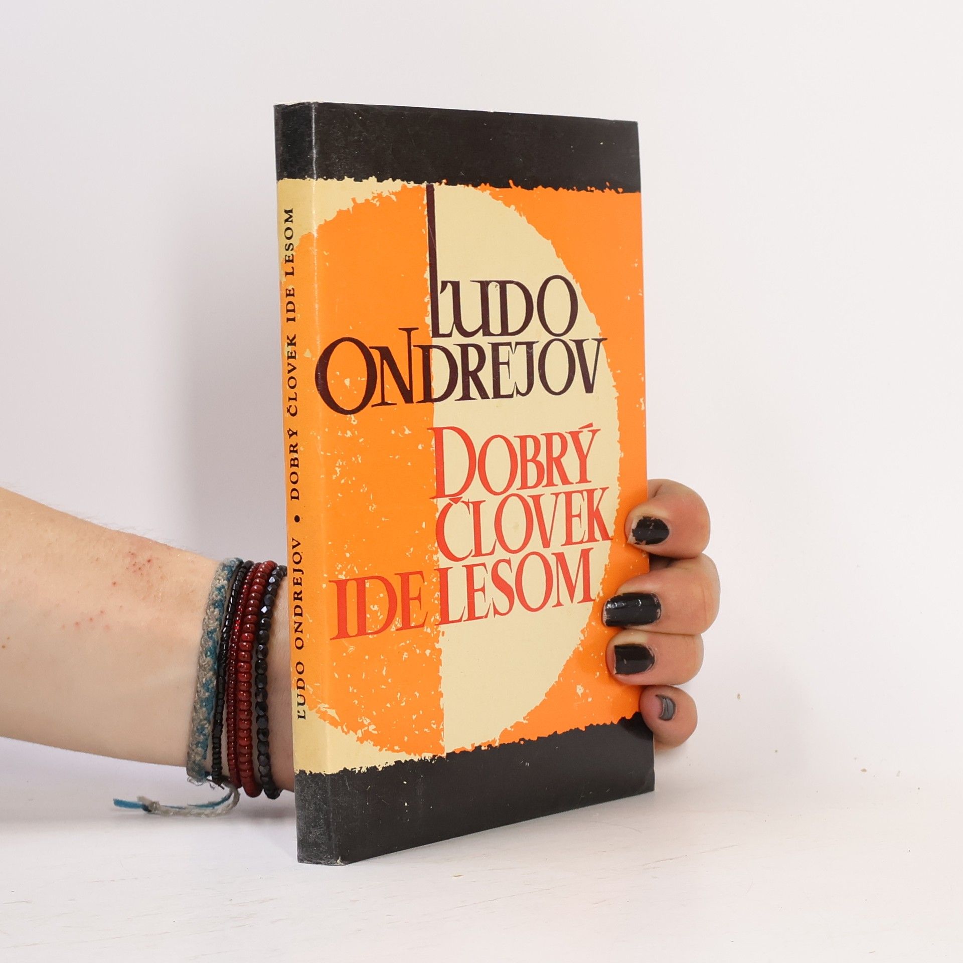 Ľudo Ondrejov Dobrý človek ide lesom