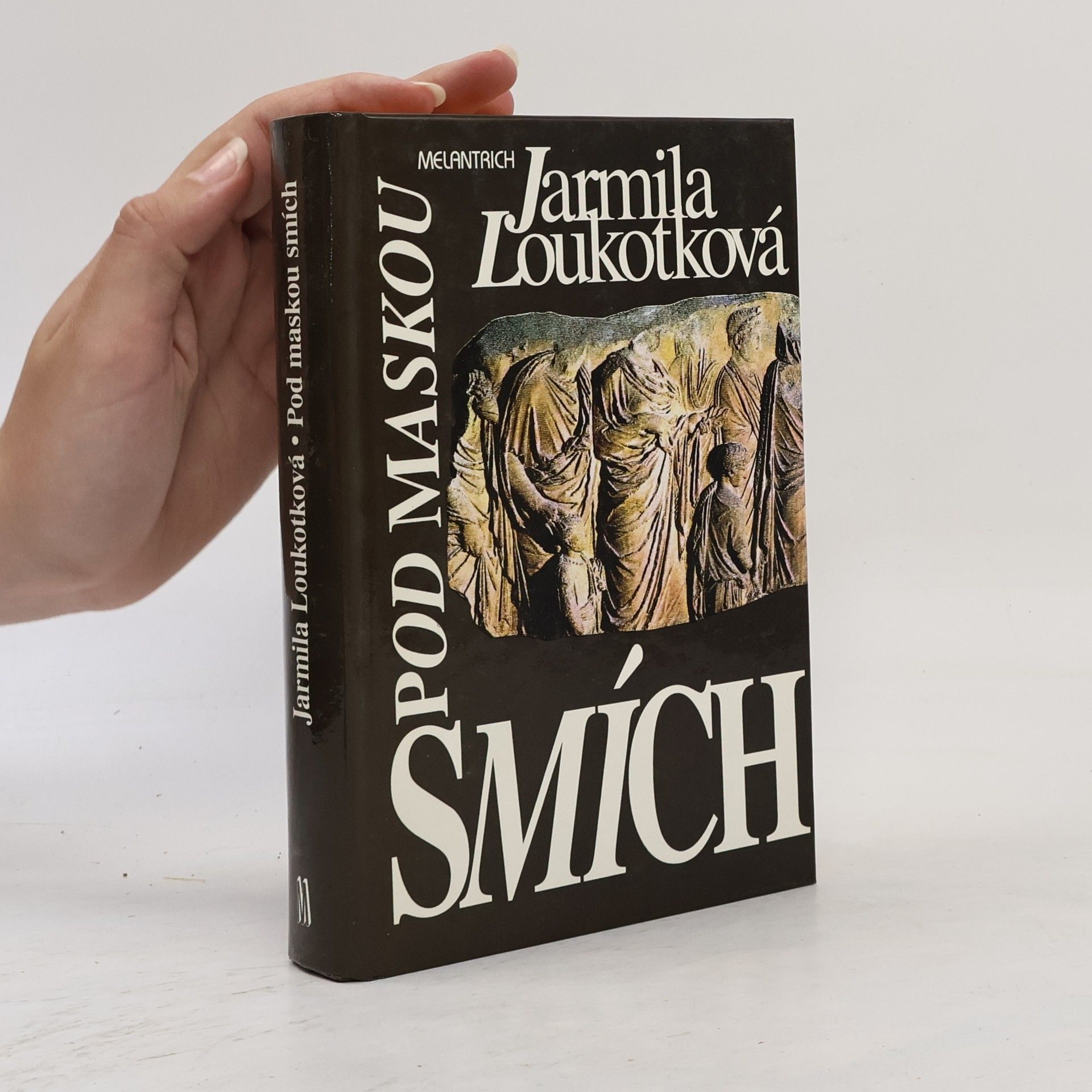 Jarmila Loukotková Pod maskou smích