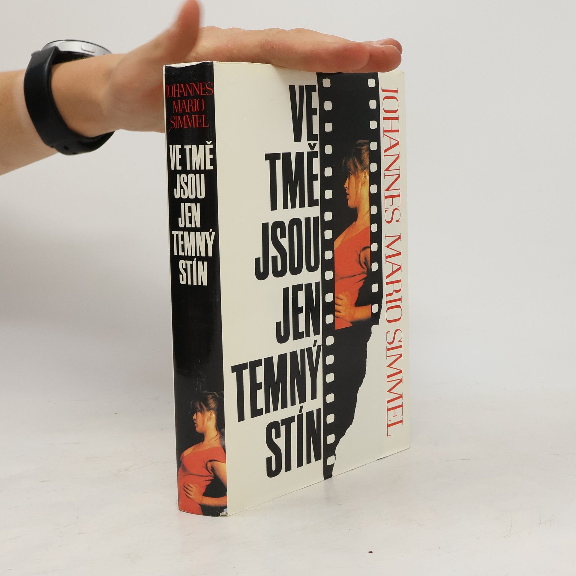 Johannes Mario Simmel Ve tmě jsou jen temný stín