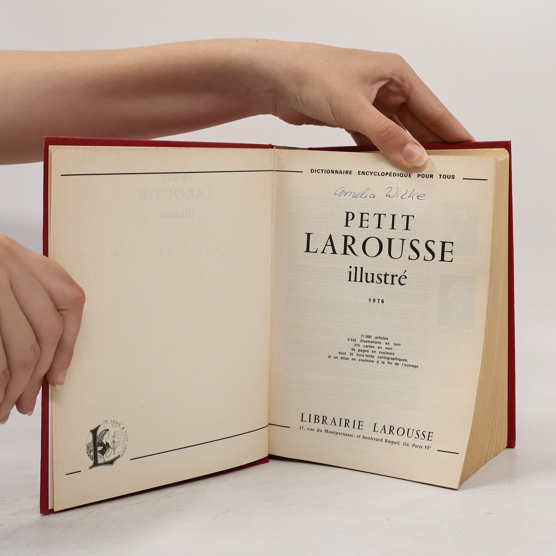 Auteurscollectief Petit Larousse illustré, 1976 : 71 000 articles, 5535 illustrations en noir, 215 cartes en noir, 56 pages en couleurs, dont 26 hors-texte cartographiques, et un atlas en couleurs à la fin de l'ouvrage