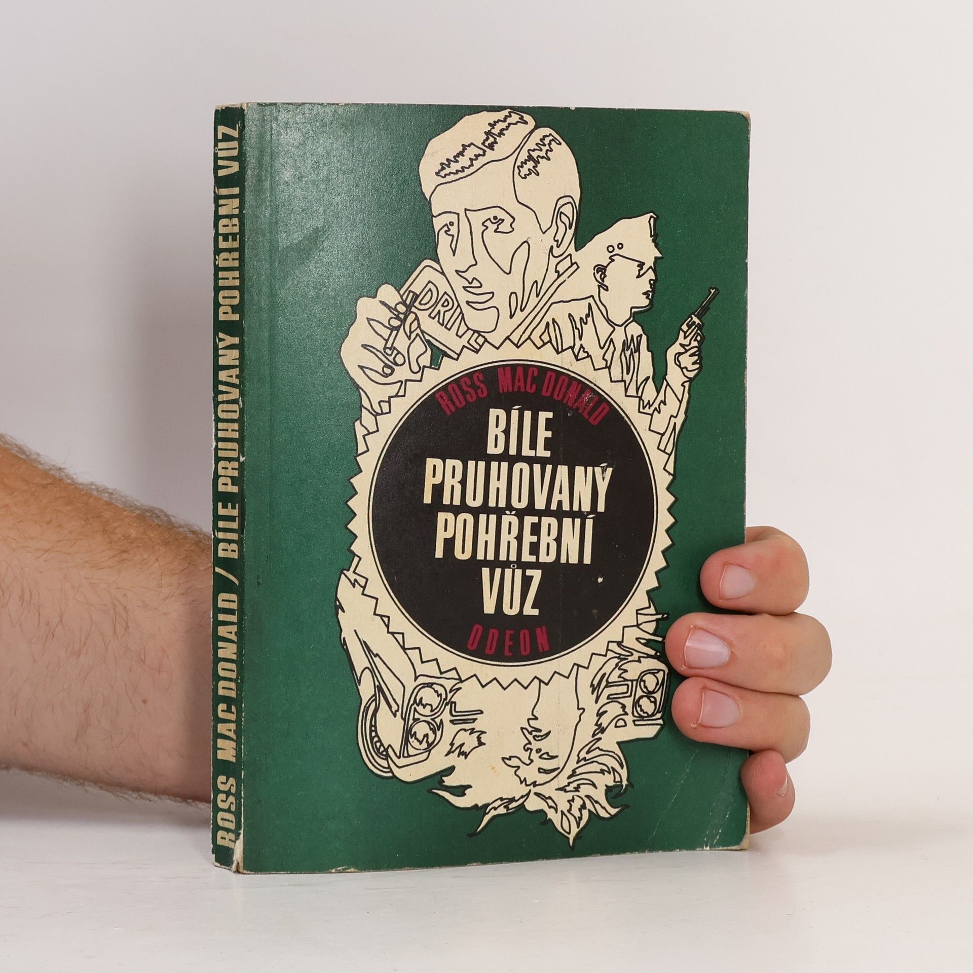 Bíle pruhovaný pohřební vůz