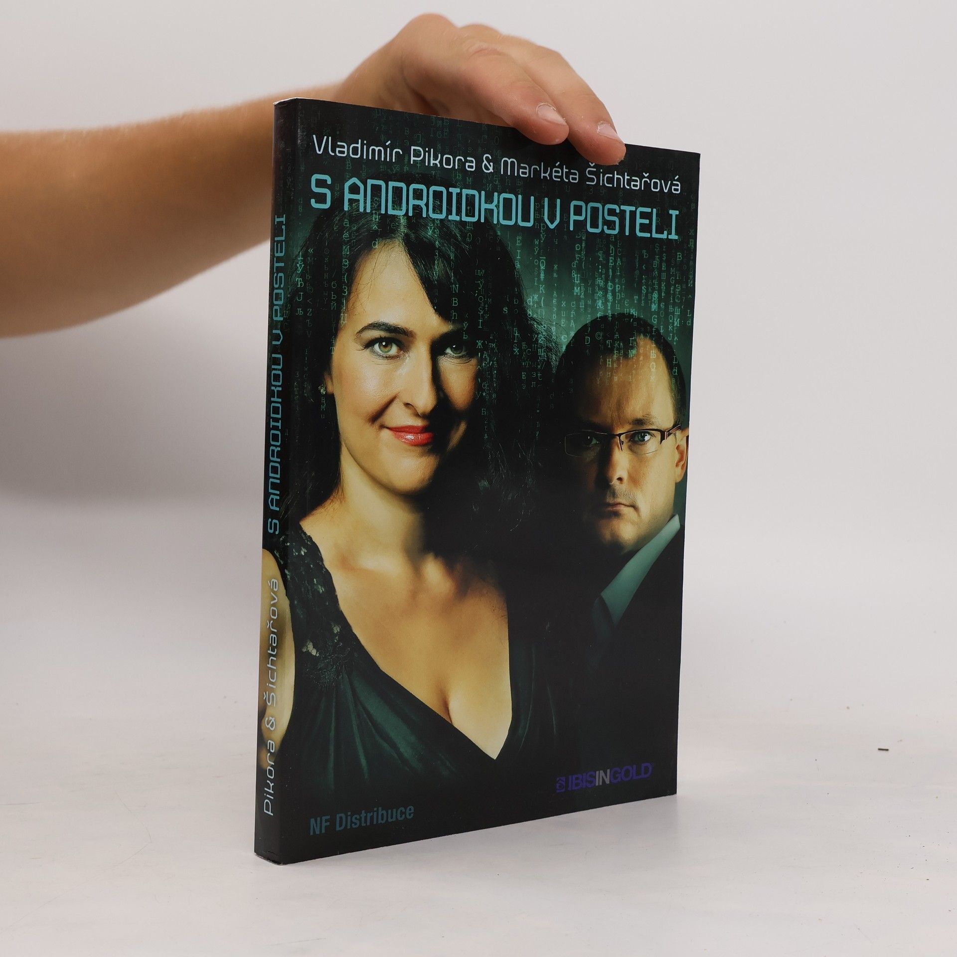 S androidkou v posteli