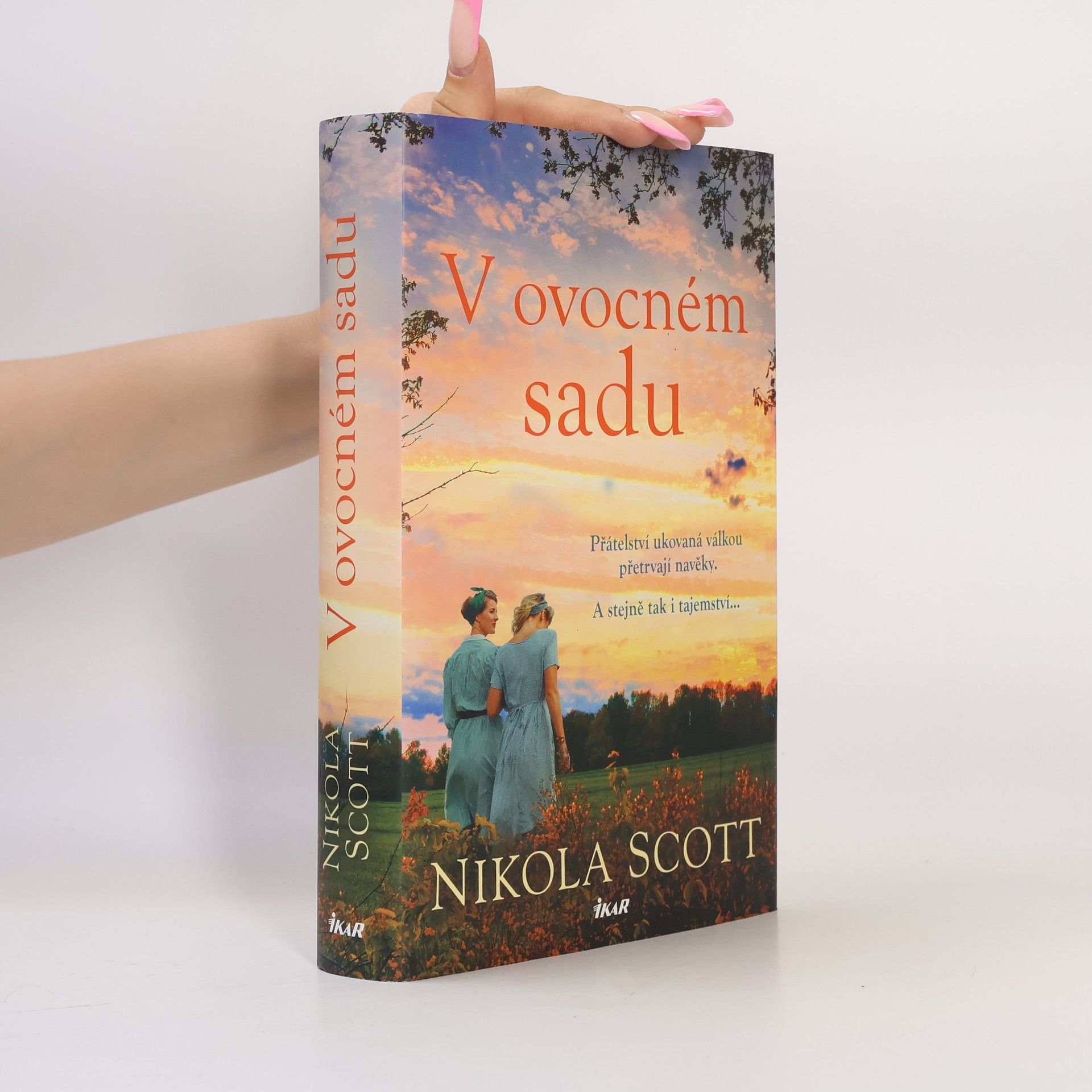 Nikola Scott V ovocném sadu