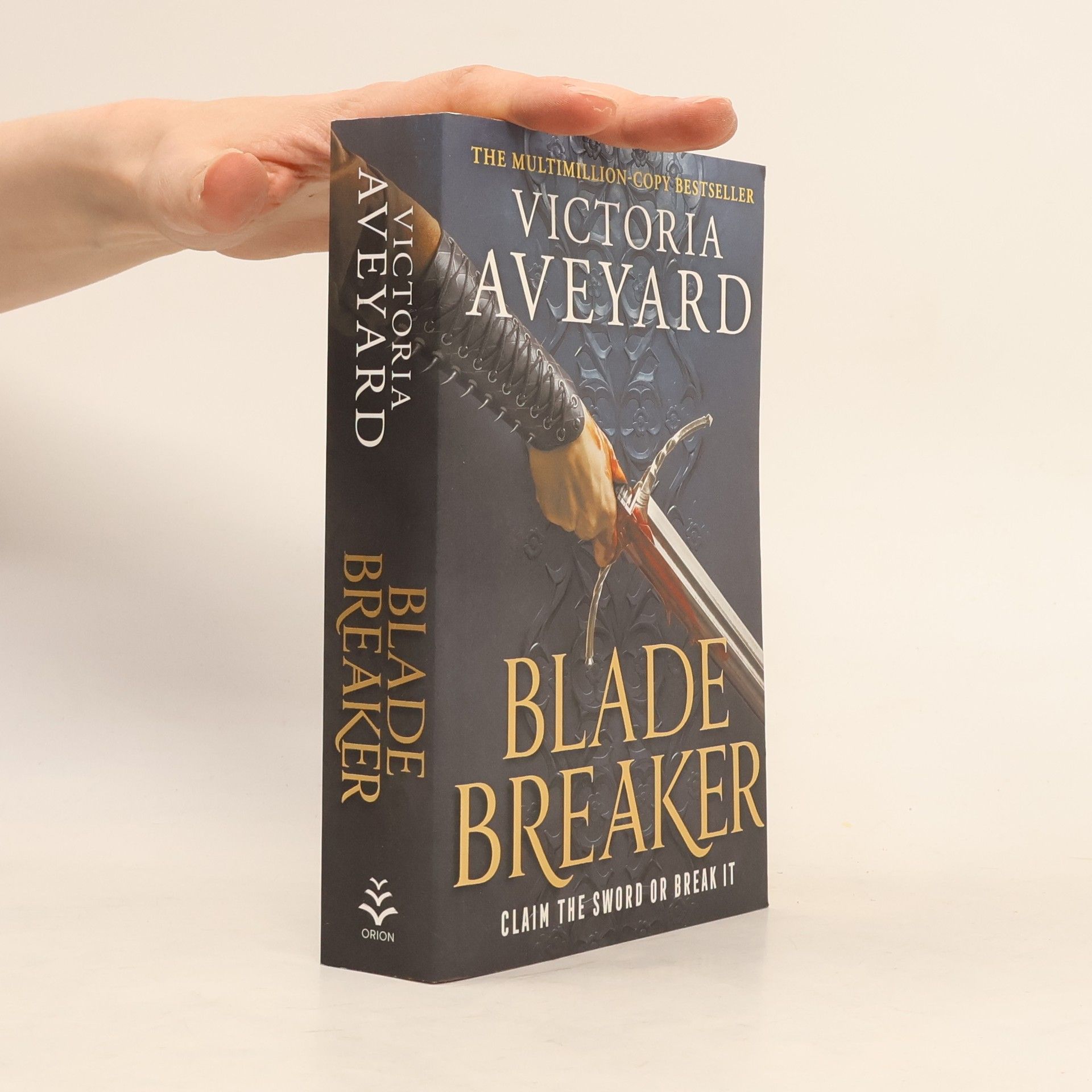 Victoria Aveyard Blade Breaker