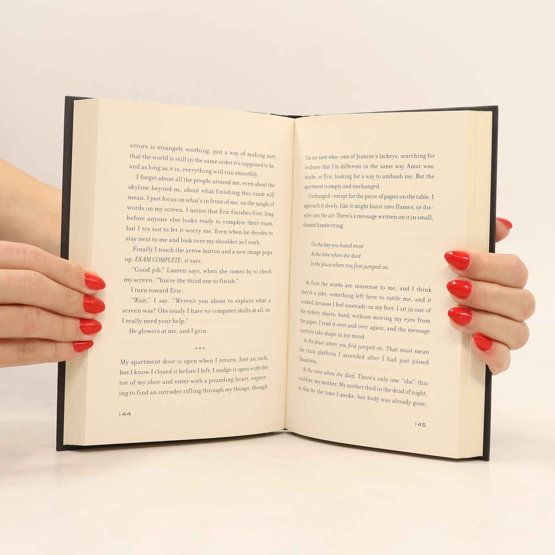 Veronica Roth Four : a Divergent collection