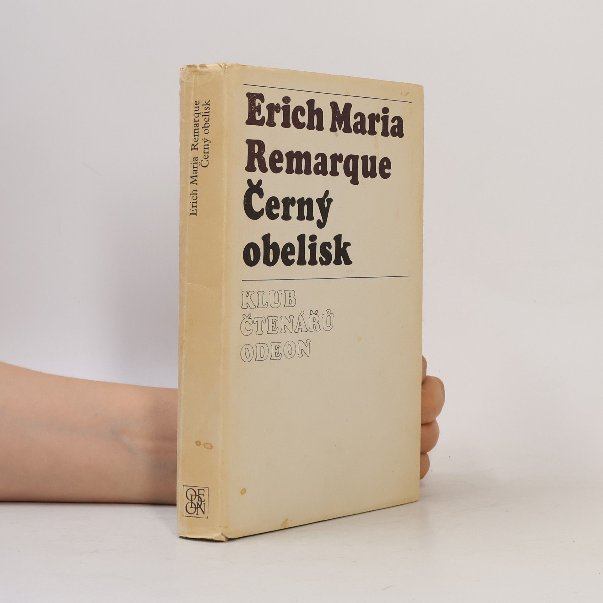 Erich Maria Remarque Černý obelisk