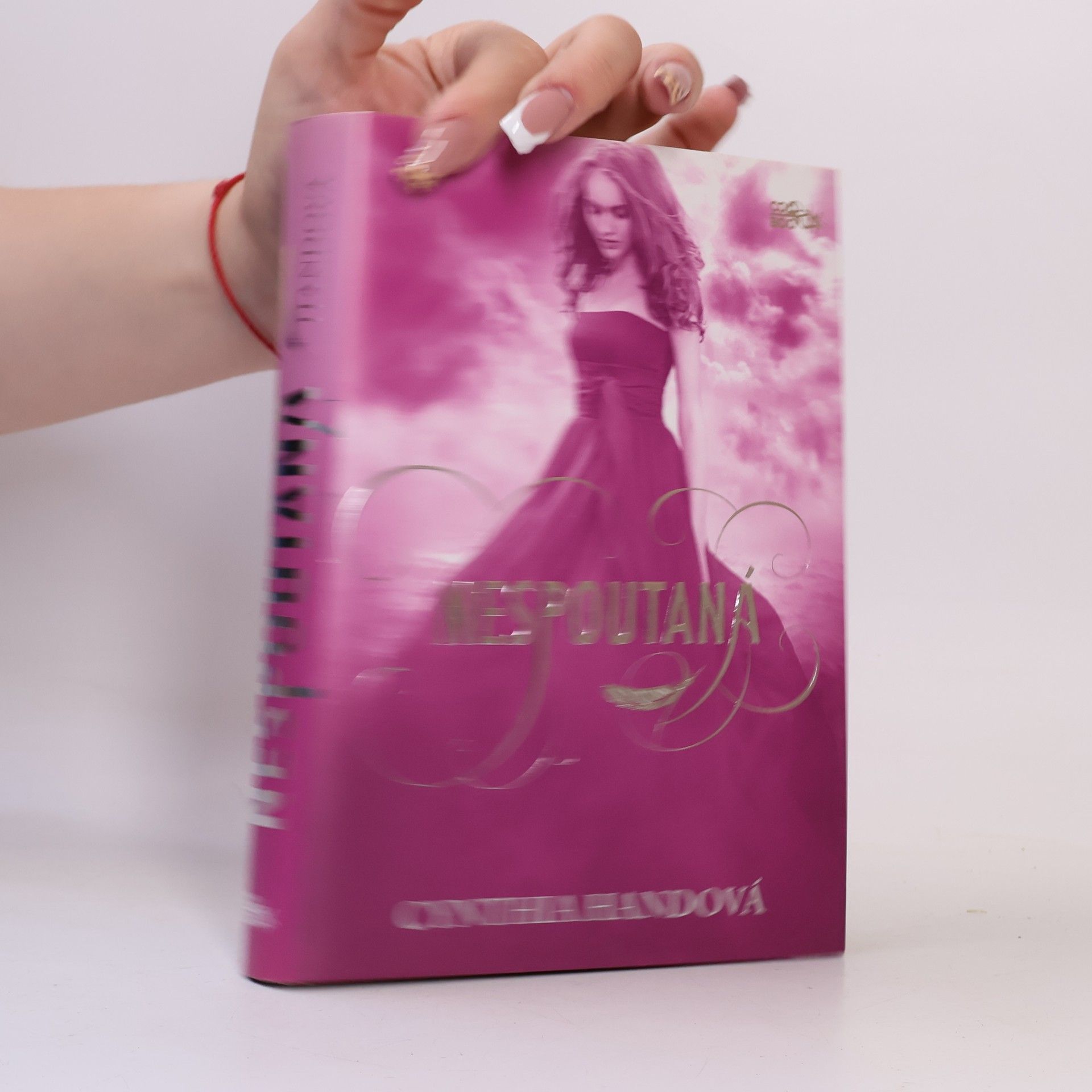Cynthia Hand Nespoutaná. Třetí díl
