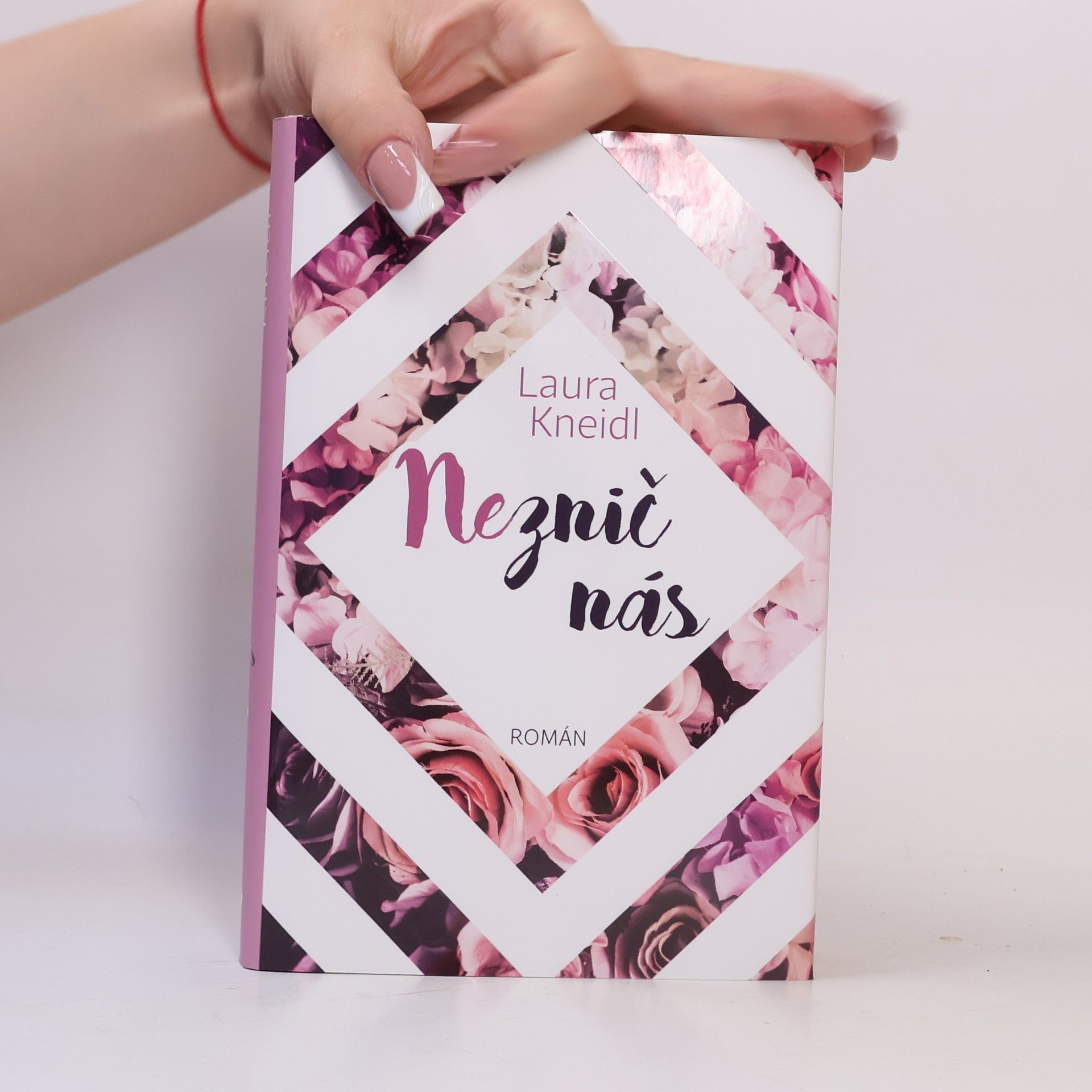 Laura Kneidl Neznič nás