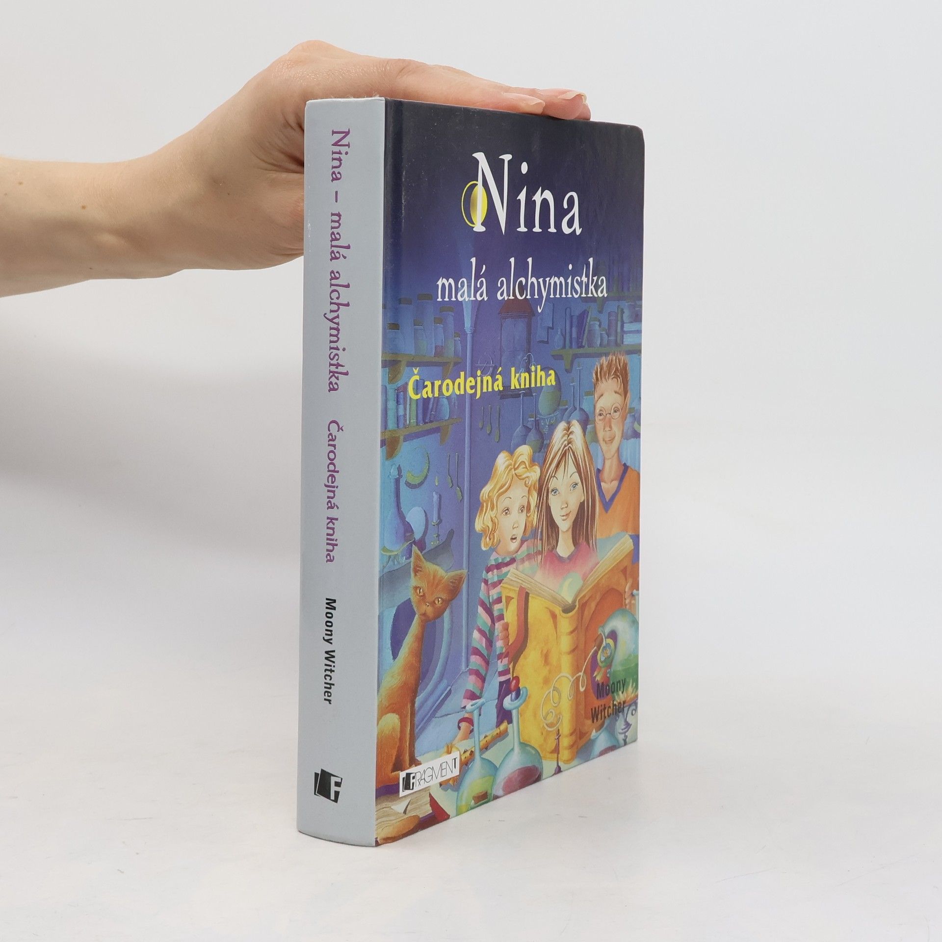 Moony Witcher Nina, malá alchymistka: Čarodejná kniha