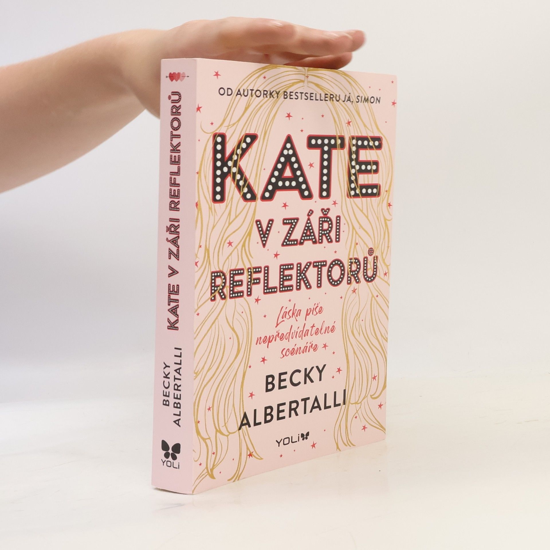 Becky Albertalli Kate v záři reflektorů