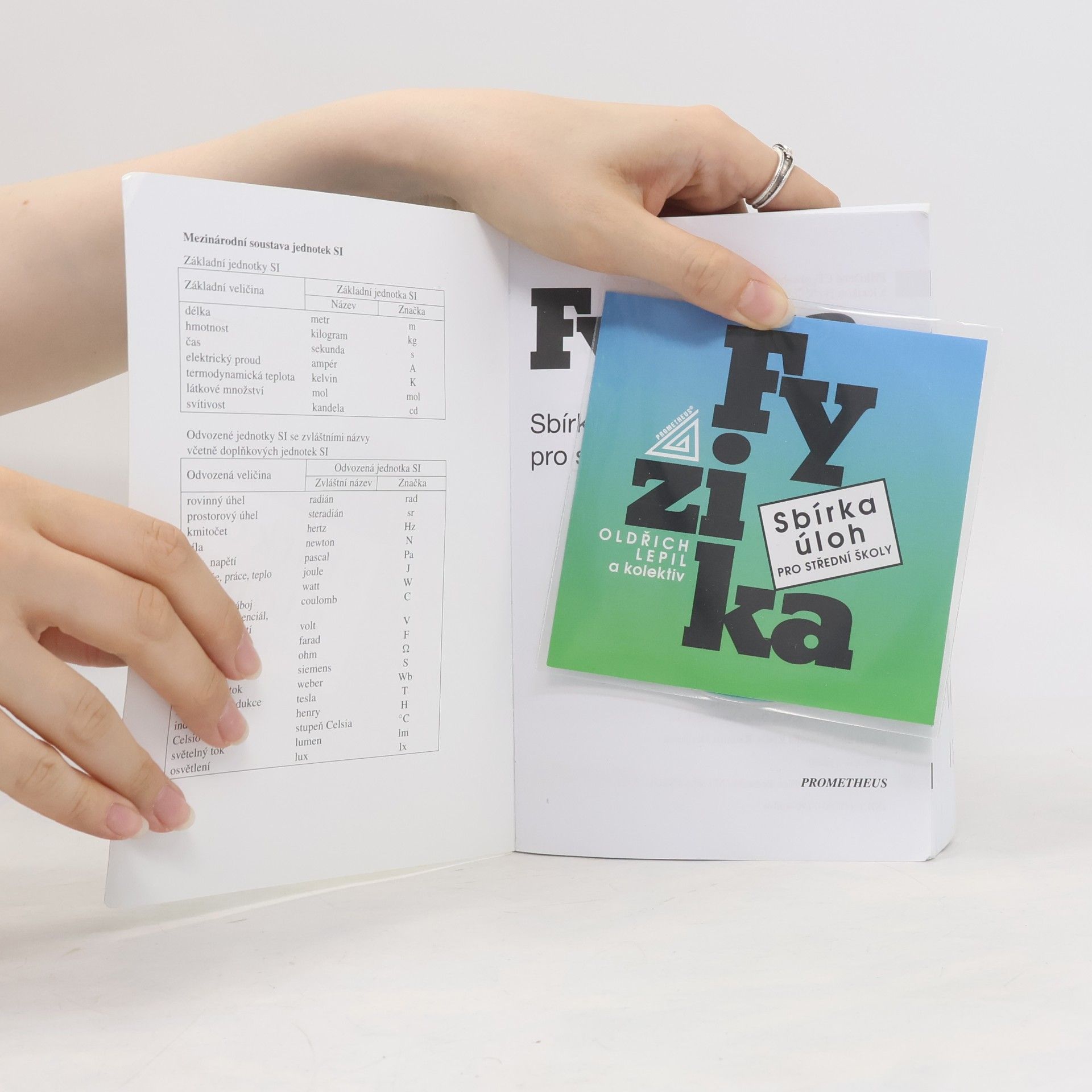 Oldřich Lepil Fyzika. Sbírka úloh pro střední školy