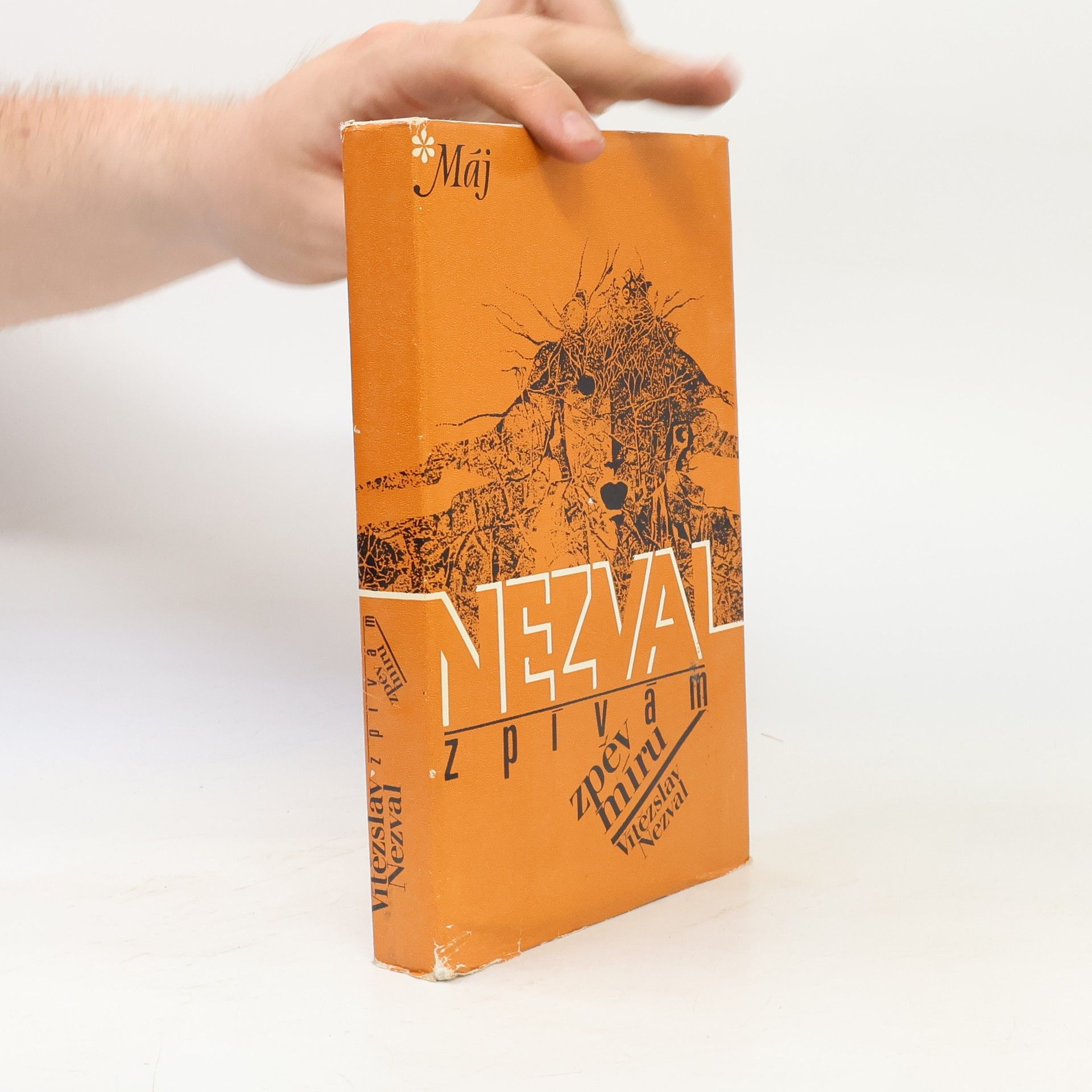 Vítězslav Nezval Zpívám zpěv míru