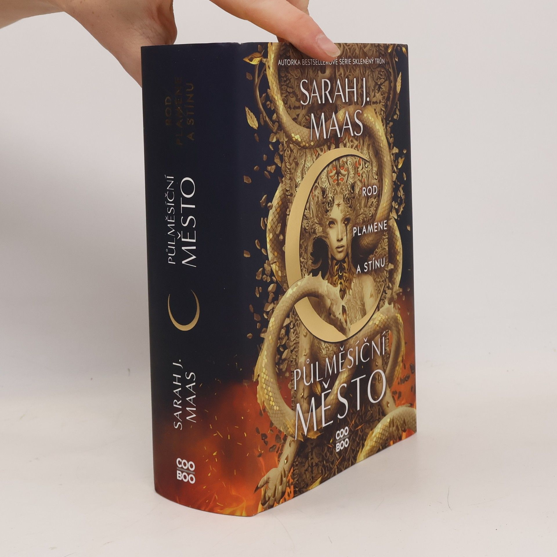 Sarah J. Maas Půlměsíční město. Rod plamene a stínu
