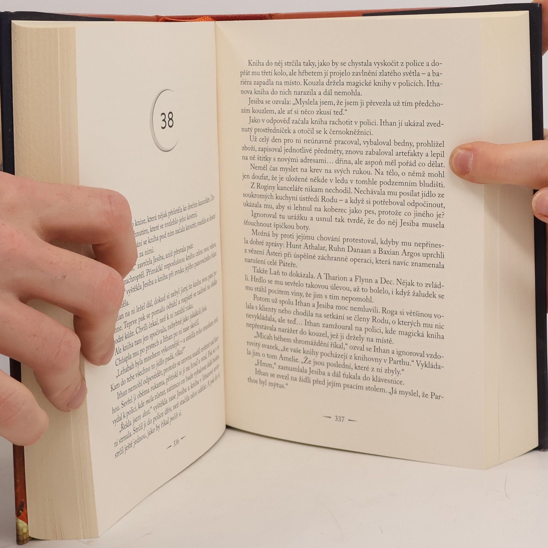 Sarah J. Maas Půlměsíční město. Rod plamene a stínu