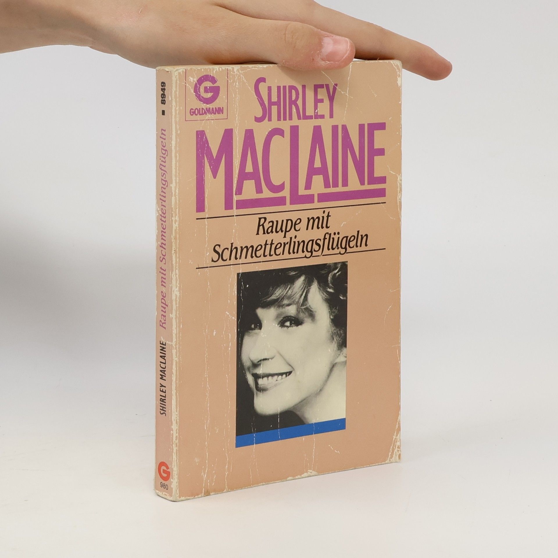 Shirley MacLaine Raupe mit Schmetterlingsflügeln