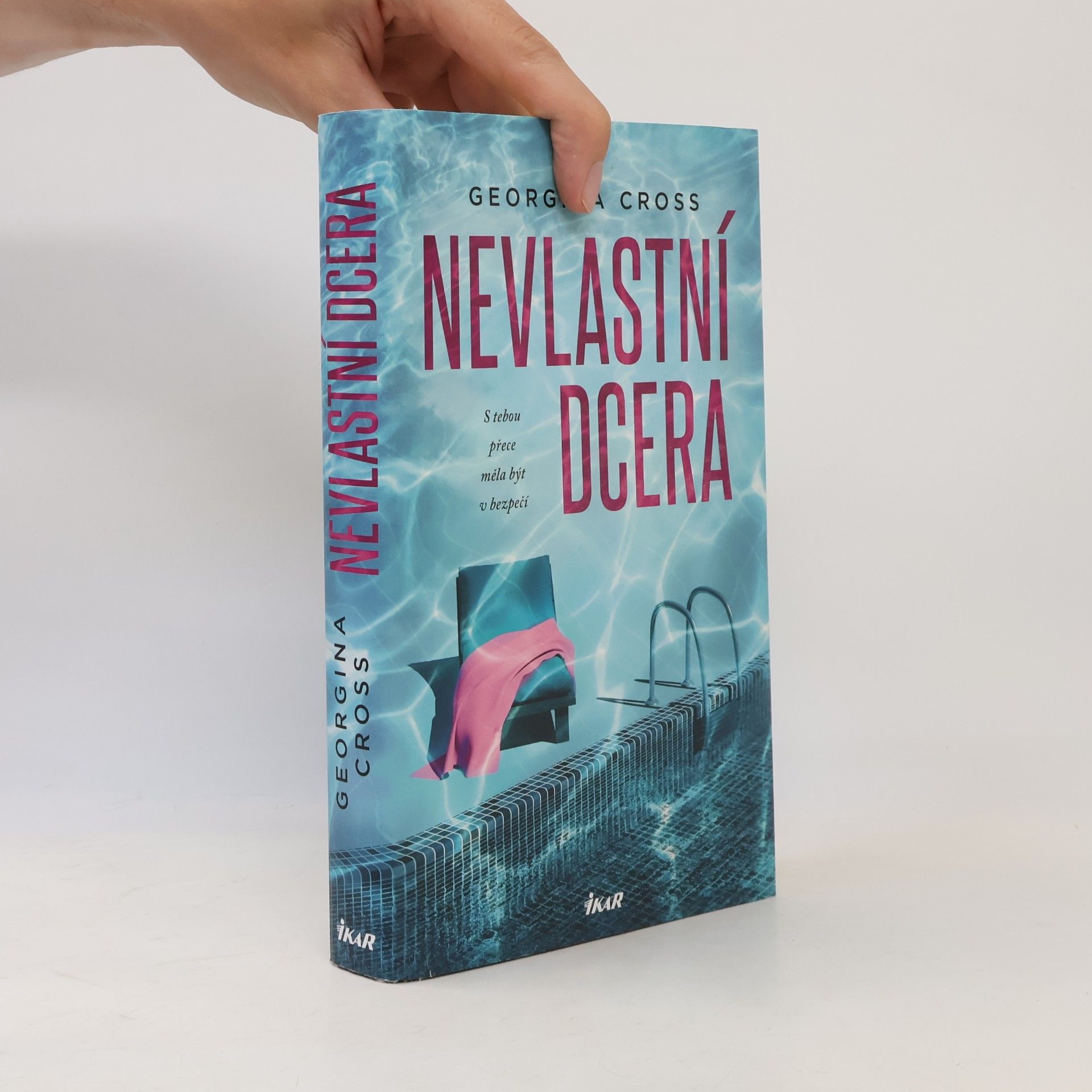 Georgina Cross Nevlastní dcera