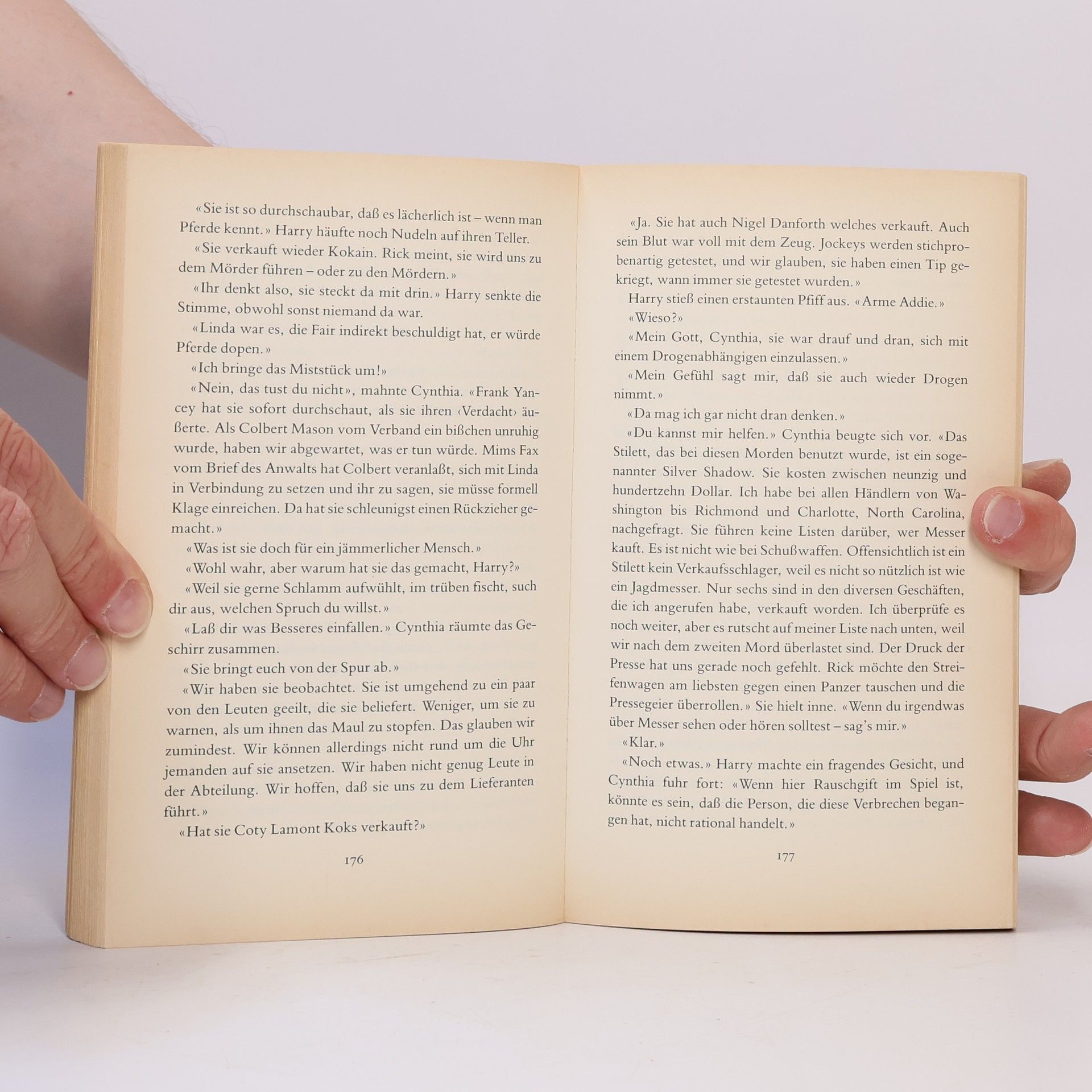 Rita Mae Brown Herz-Dame sticht