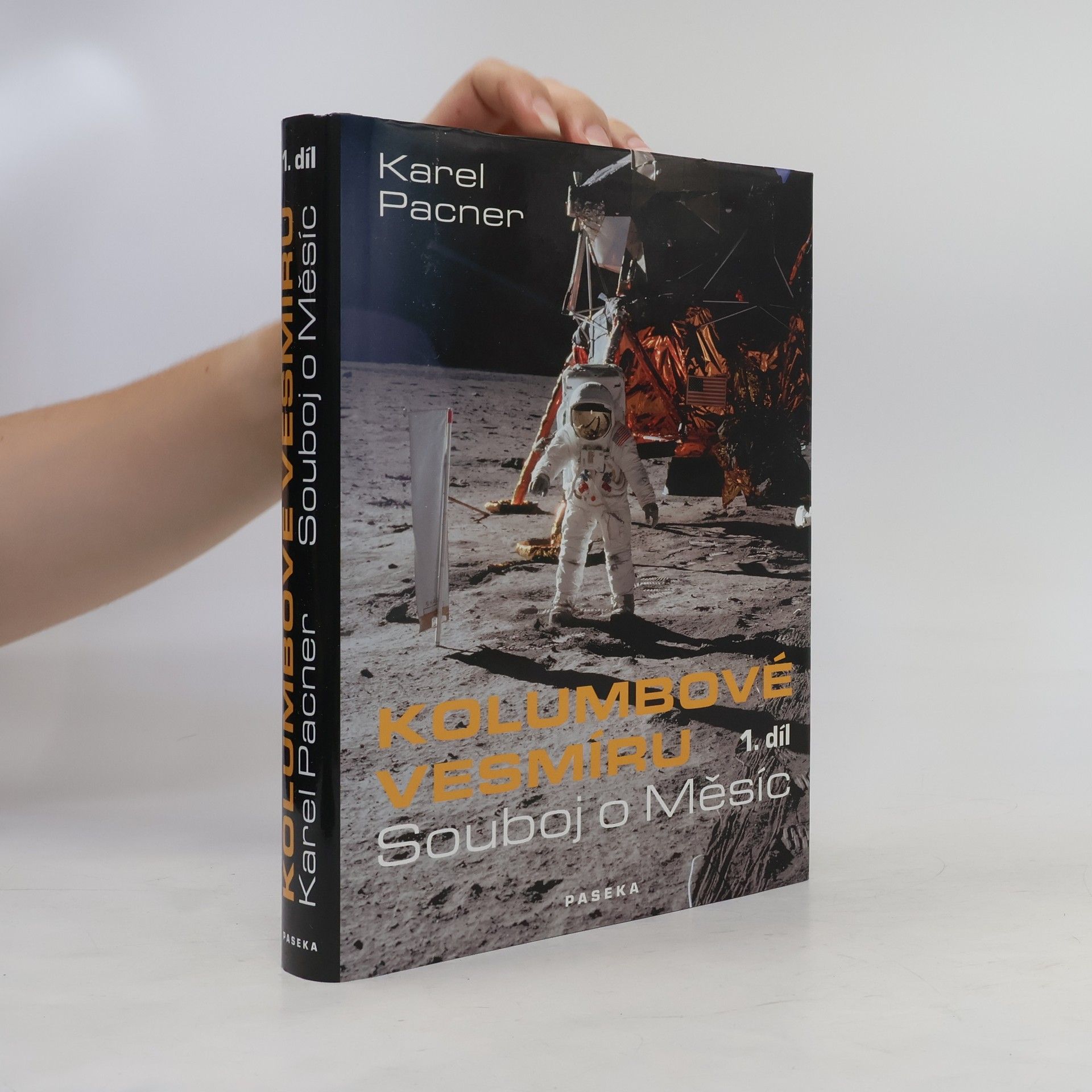 Karel Pacner Kolumbové vesmíru. 1. díl, Souboj o Měsíc
