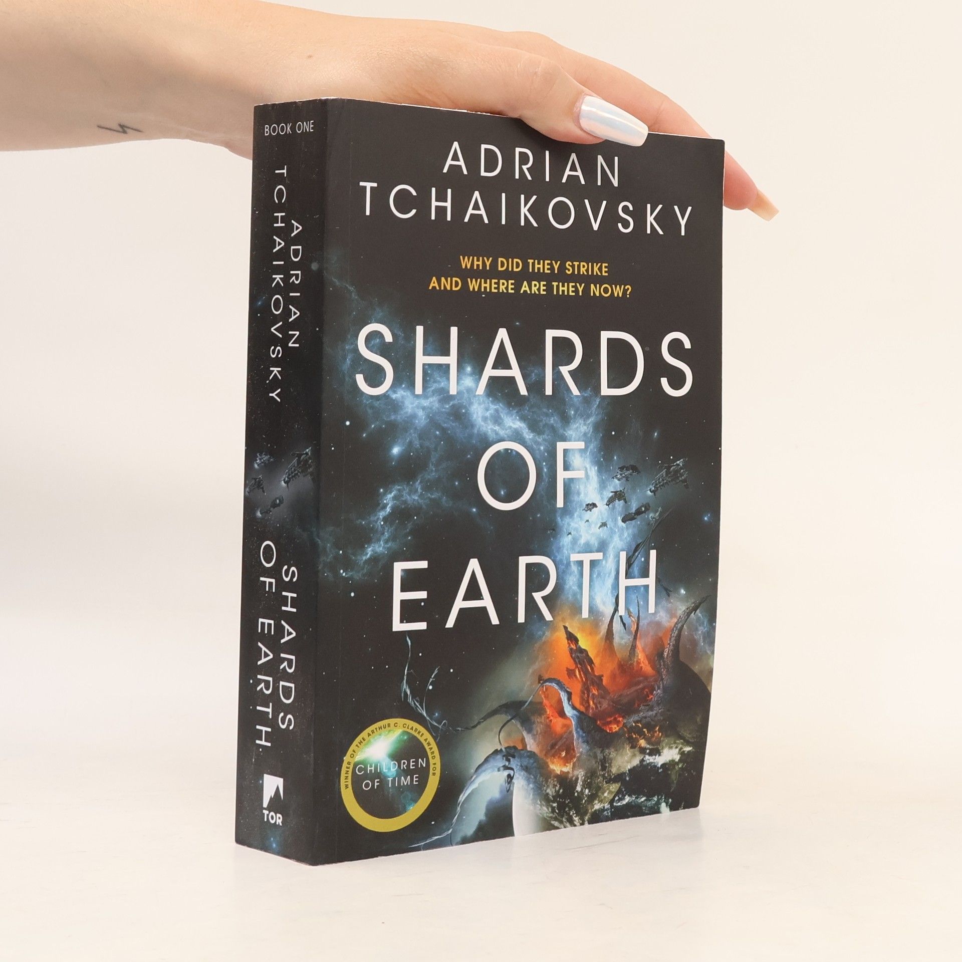 Adrian Tchaikovsky Shards of Earth