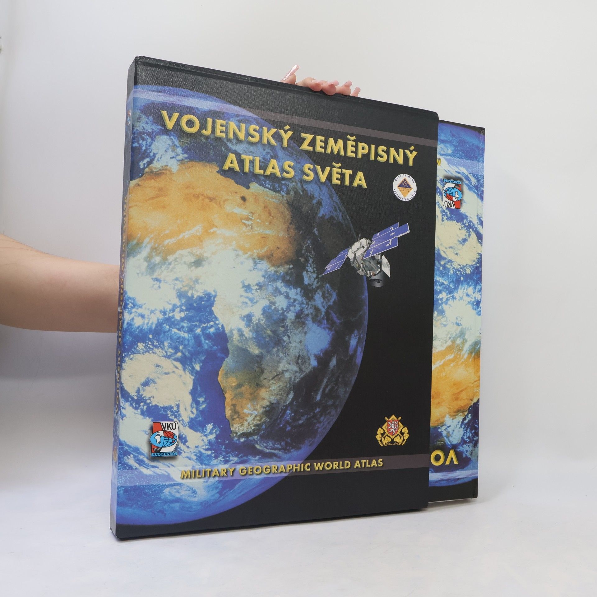 Slovensko) Vojenský kartografický ústav (Harmanec Vojenský zeměpisný atlas světa. Slovensky. 2005 Vojenský zeměpisný atlas světa = Military geographic world atlas
