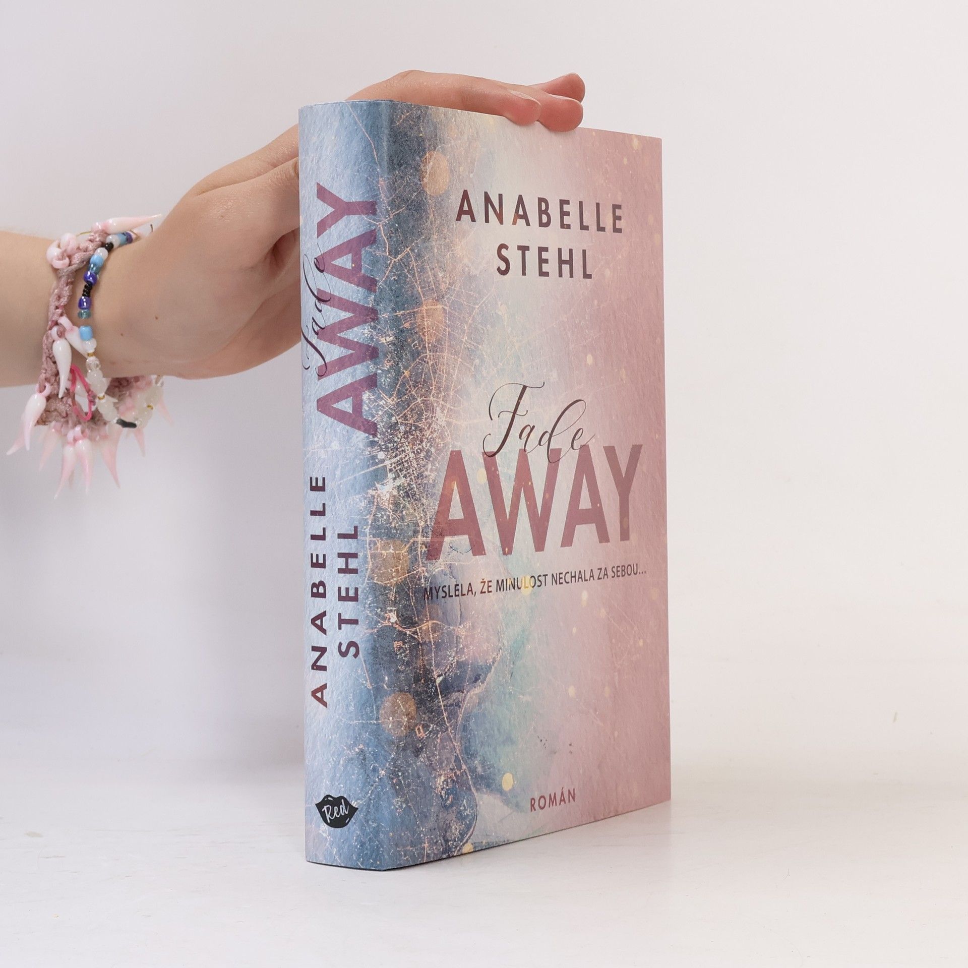 Anabelle Stehl FadeAway: doufá, že minulost nechala za sebou...
