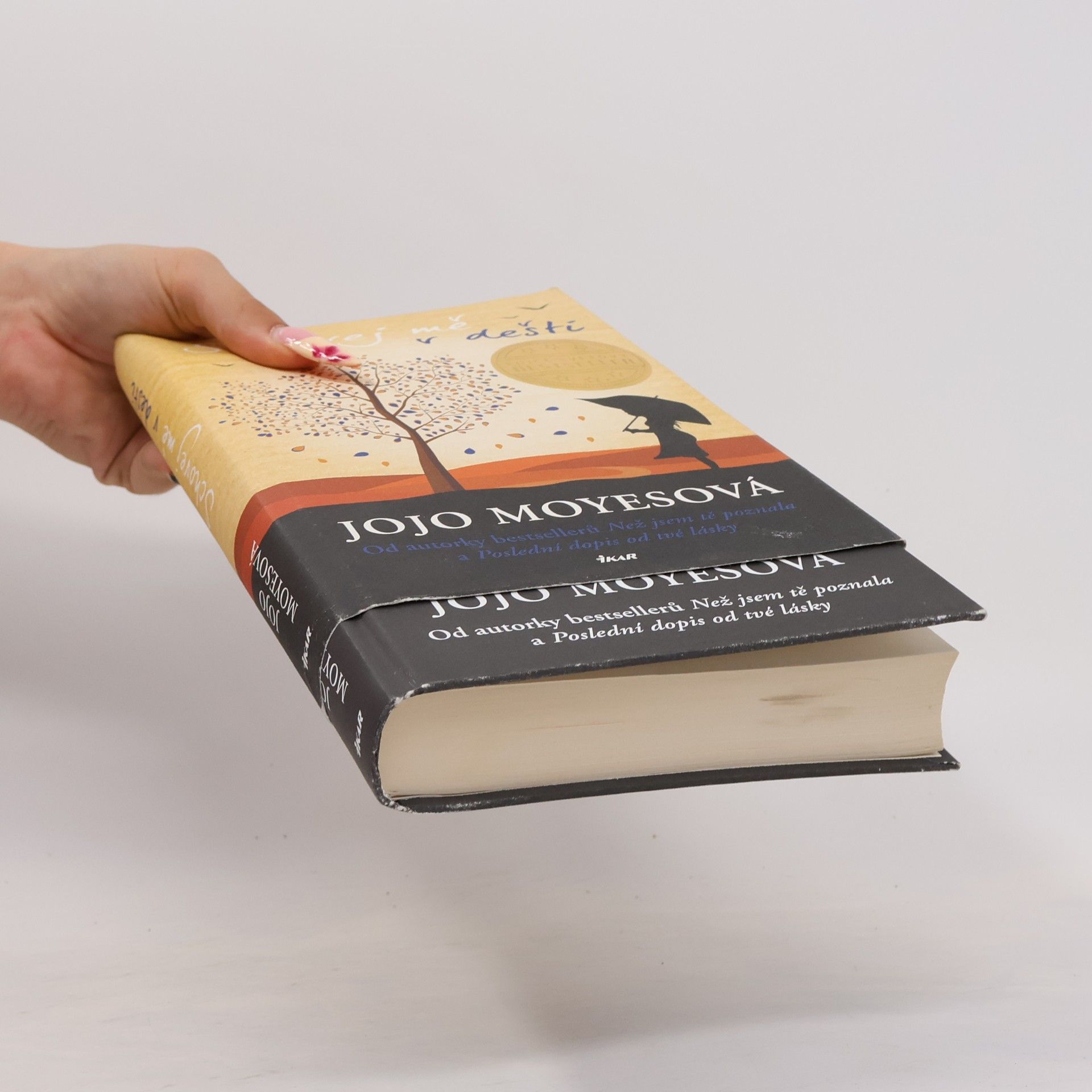 Jojo Moyes Schovej mě v dešti
