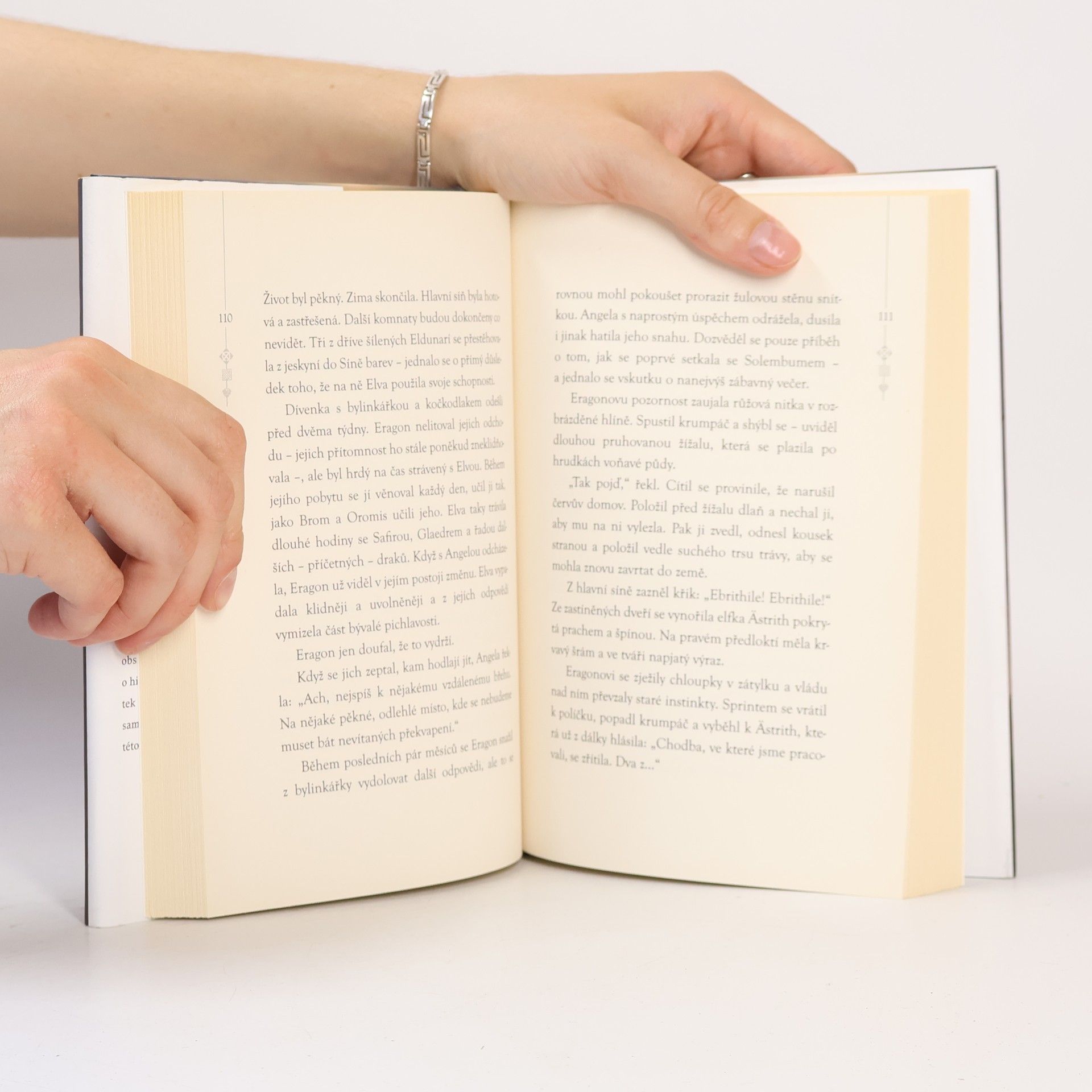 Christopher Paolini Poutník, čarodějnice a červ - Příběhy z Alagaësie I.