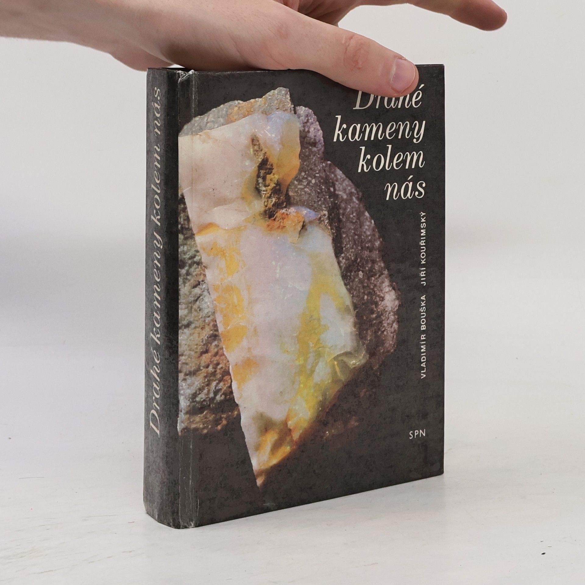 Drahé kameny kolem nás