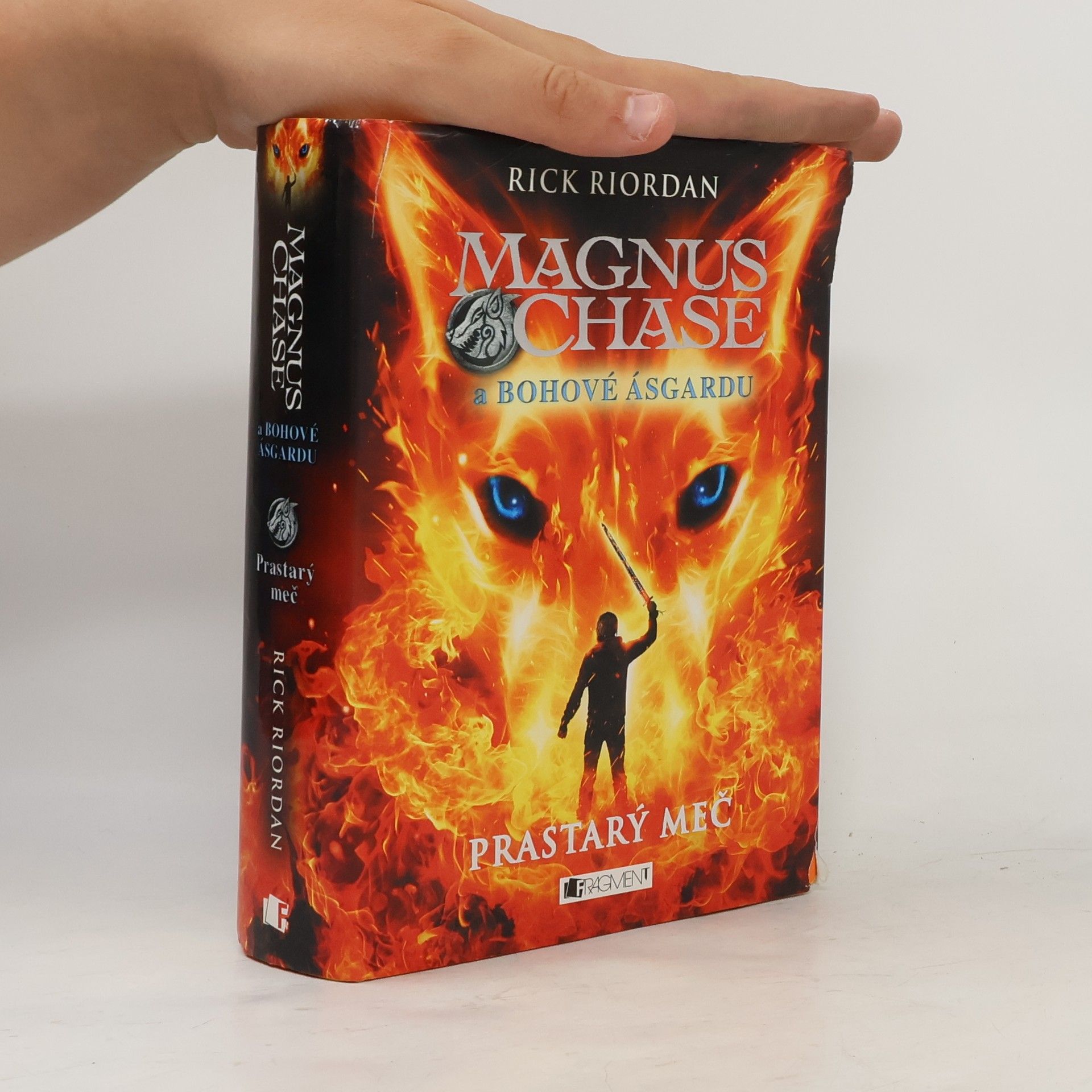 Rick Riordan Magnus Chase a bohové Ásgardu. Prastarý meč