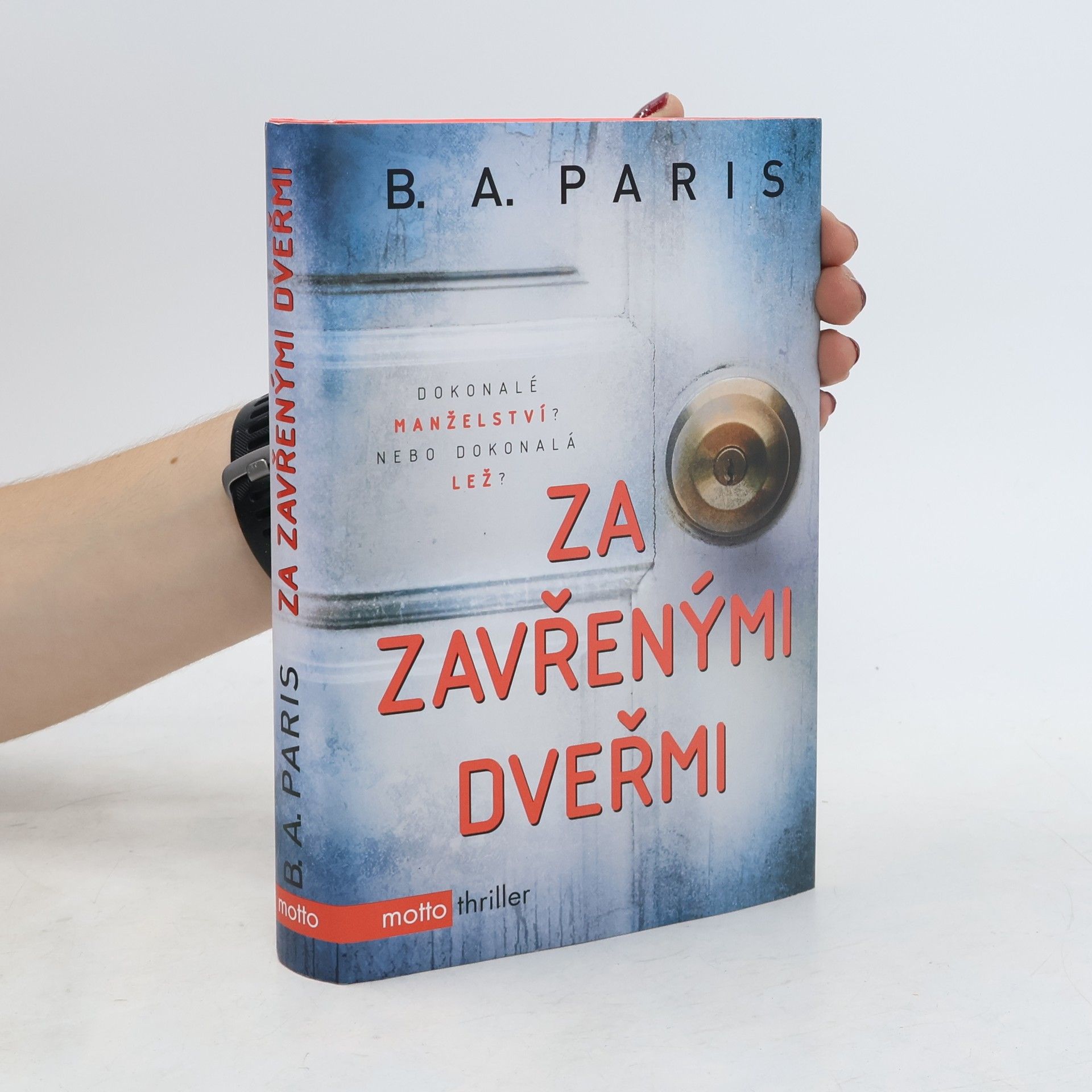 B. A. Paris Za zavřenými dveřmi