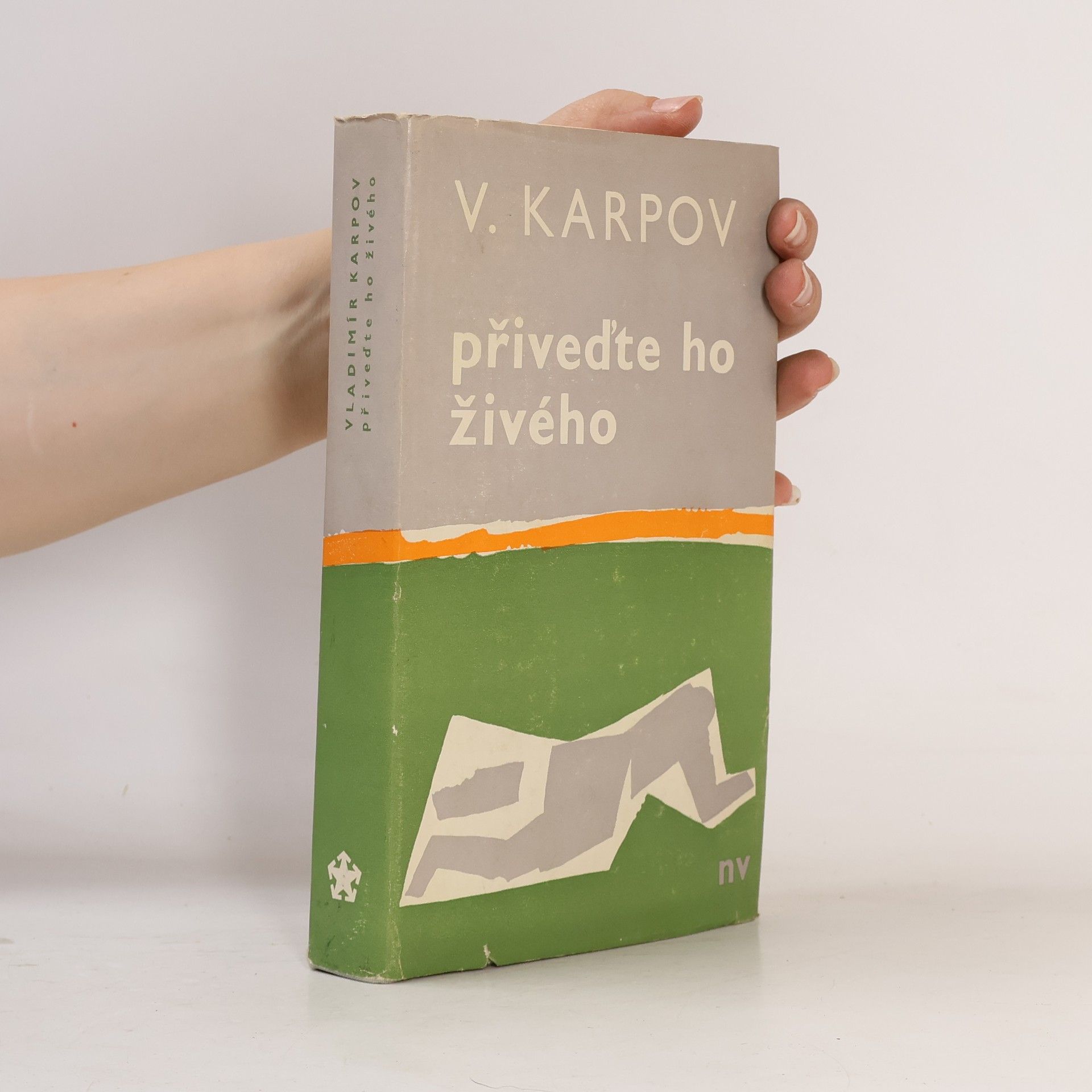 V. Karpow Přiveďte ho živého