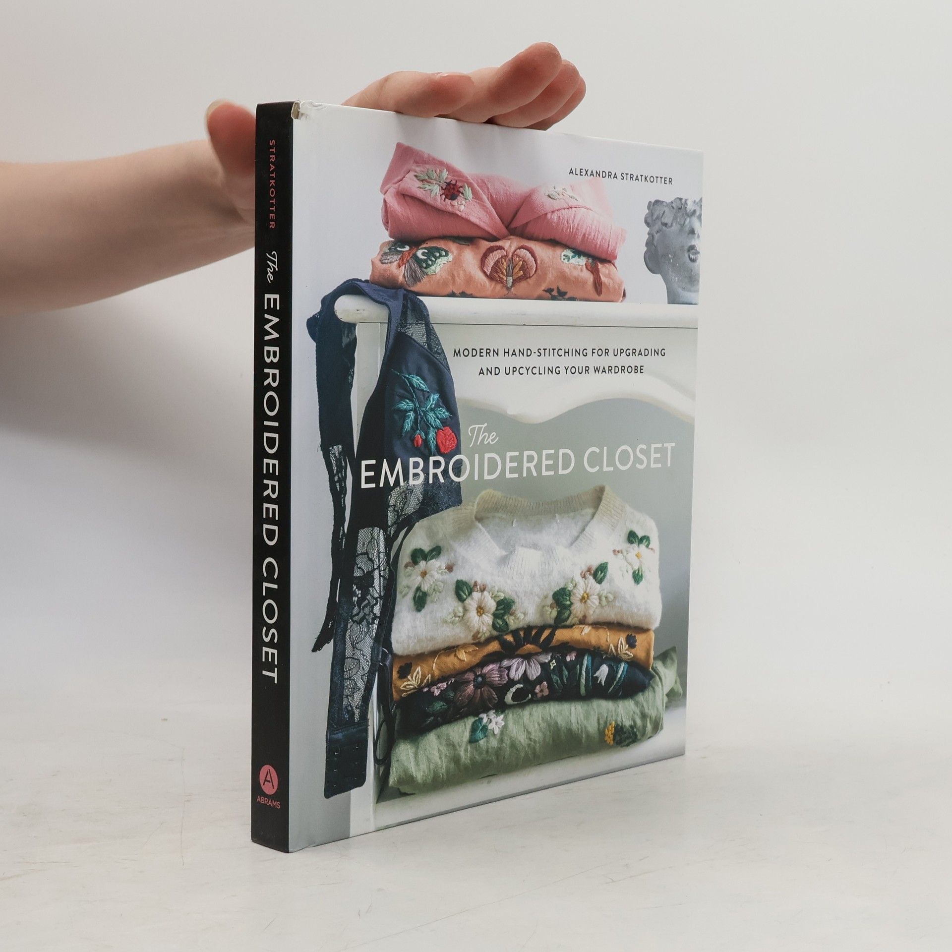 Alexandra Stratkotter The Embroidered Closet: Modern Hand-Stitching for Upgrading and Upcycling Your Wardrobe