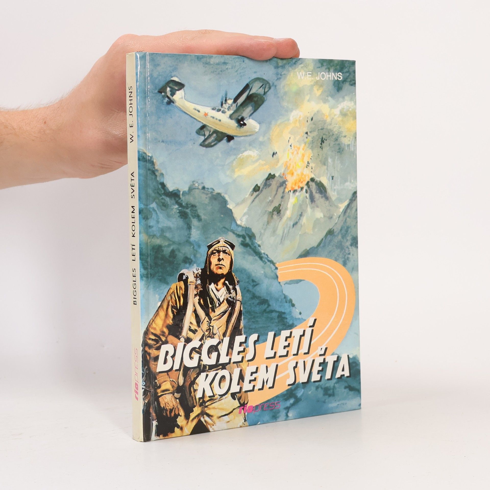 Biggles letí kolem světa