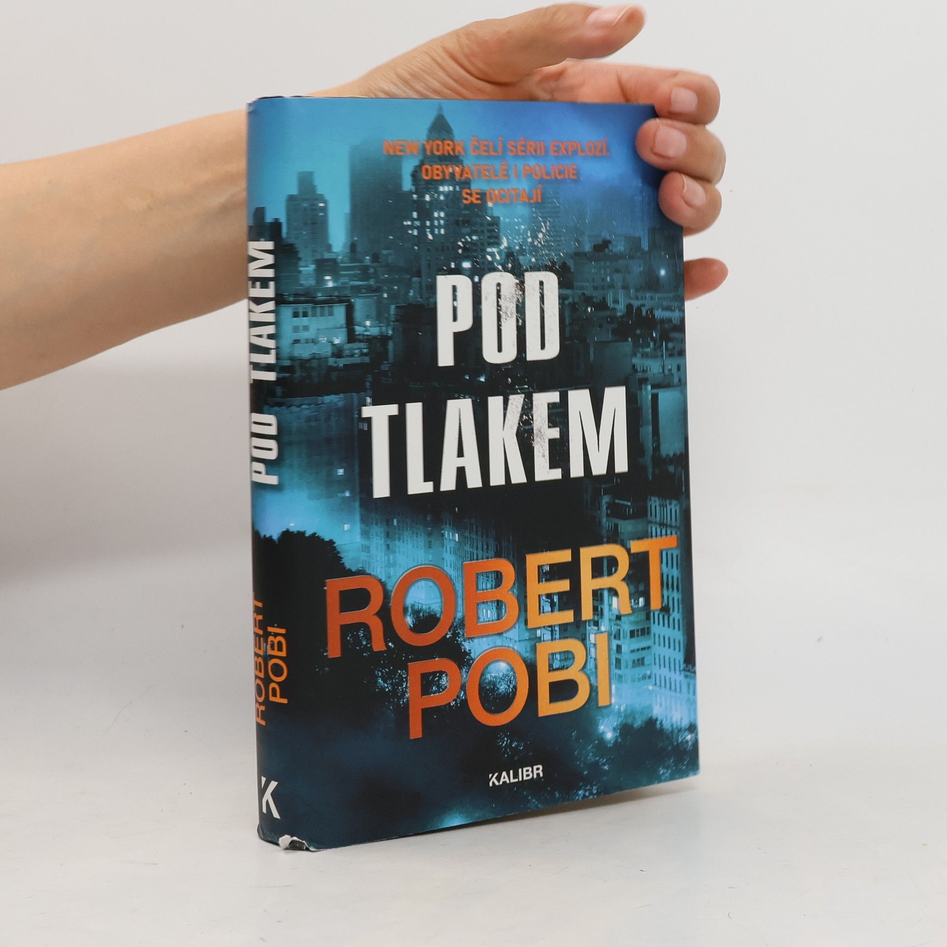 Pod tlakem