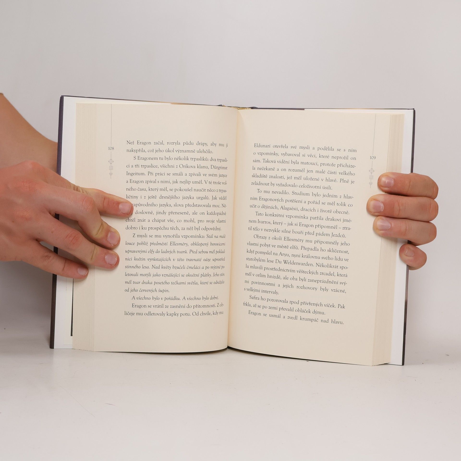 Christopher Paolini Poutník, čarodějnice a červ - Příběhy z Alagaësie I.