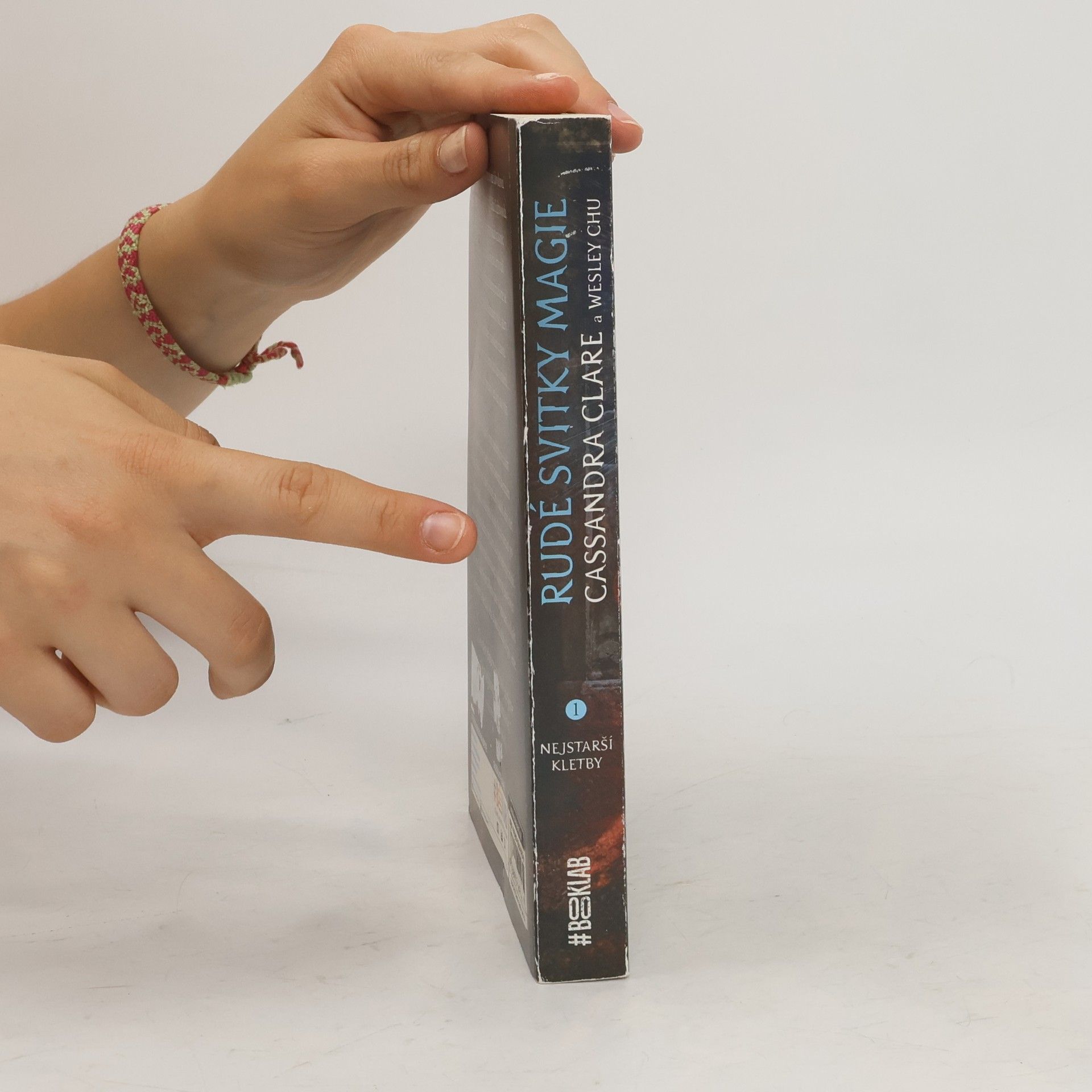 Cassandra Clare Nejstarší kletby. Kniha první, Rudé svitky magie