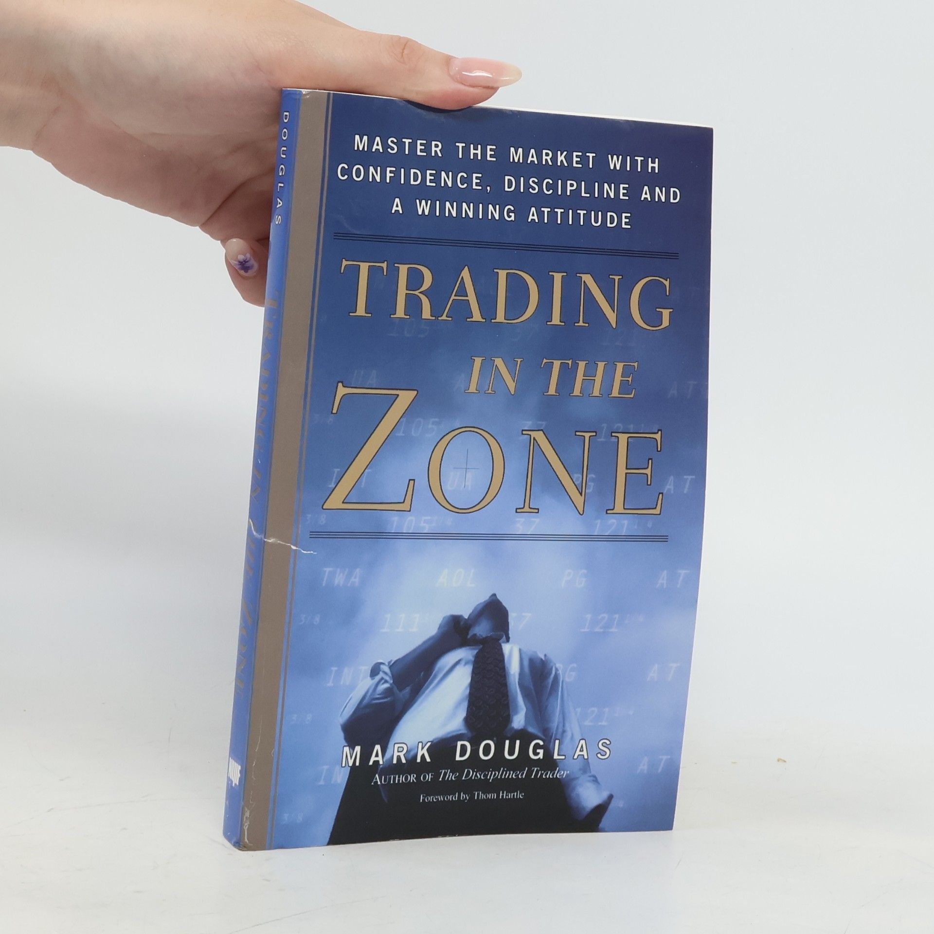 Mark Mark J. Douglas Trading in the zone : master the market with confidence, discipline and a winning attitude