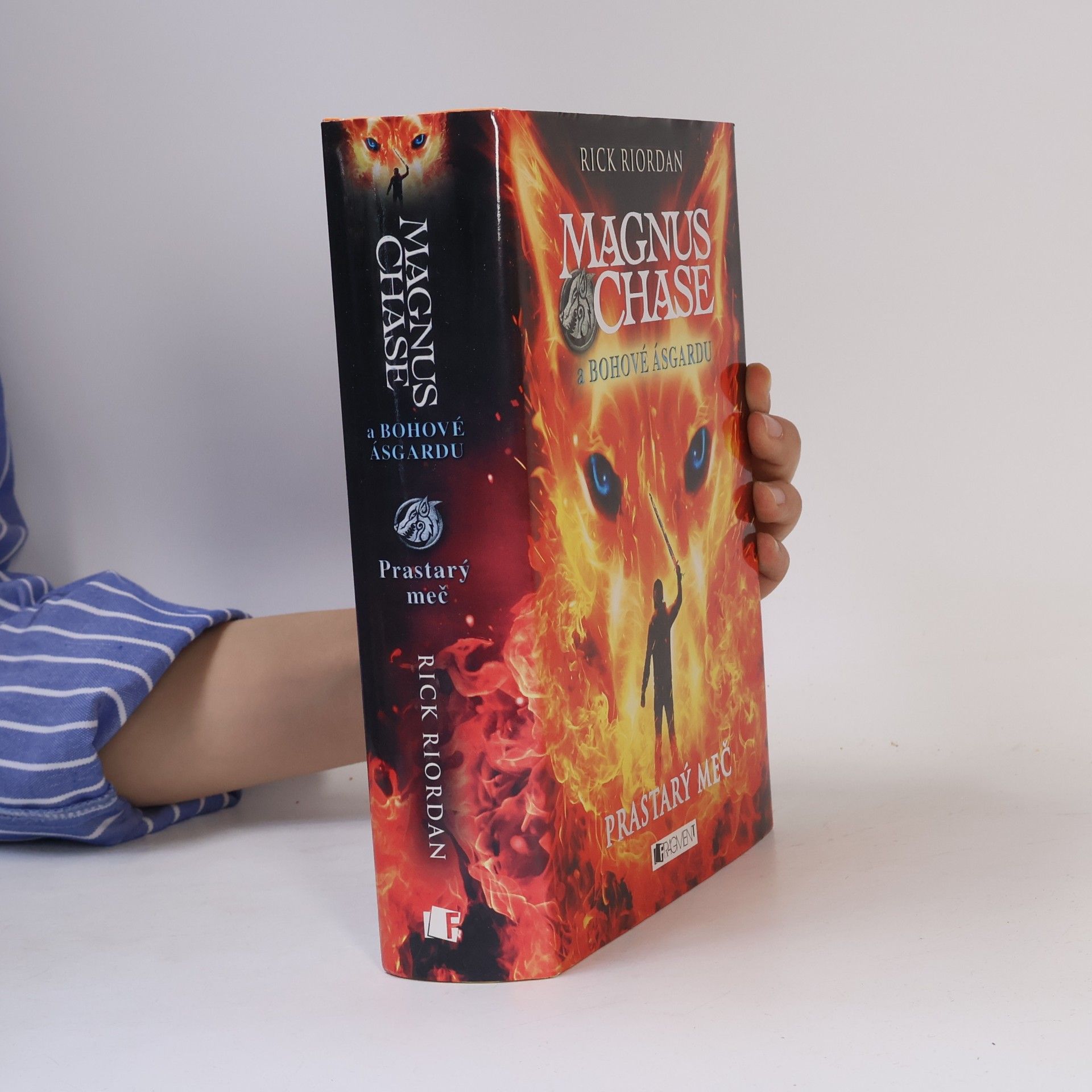 Rick Riordan Magnus Chase a bohové Ásgardu. Prastarý meč
